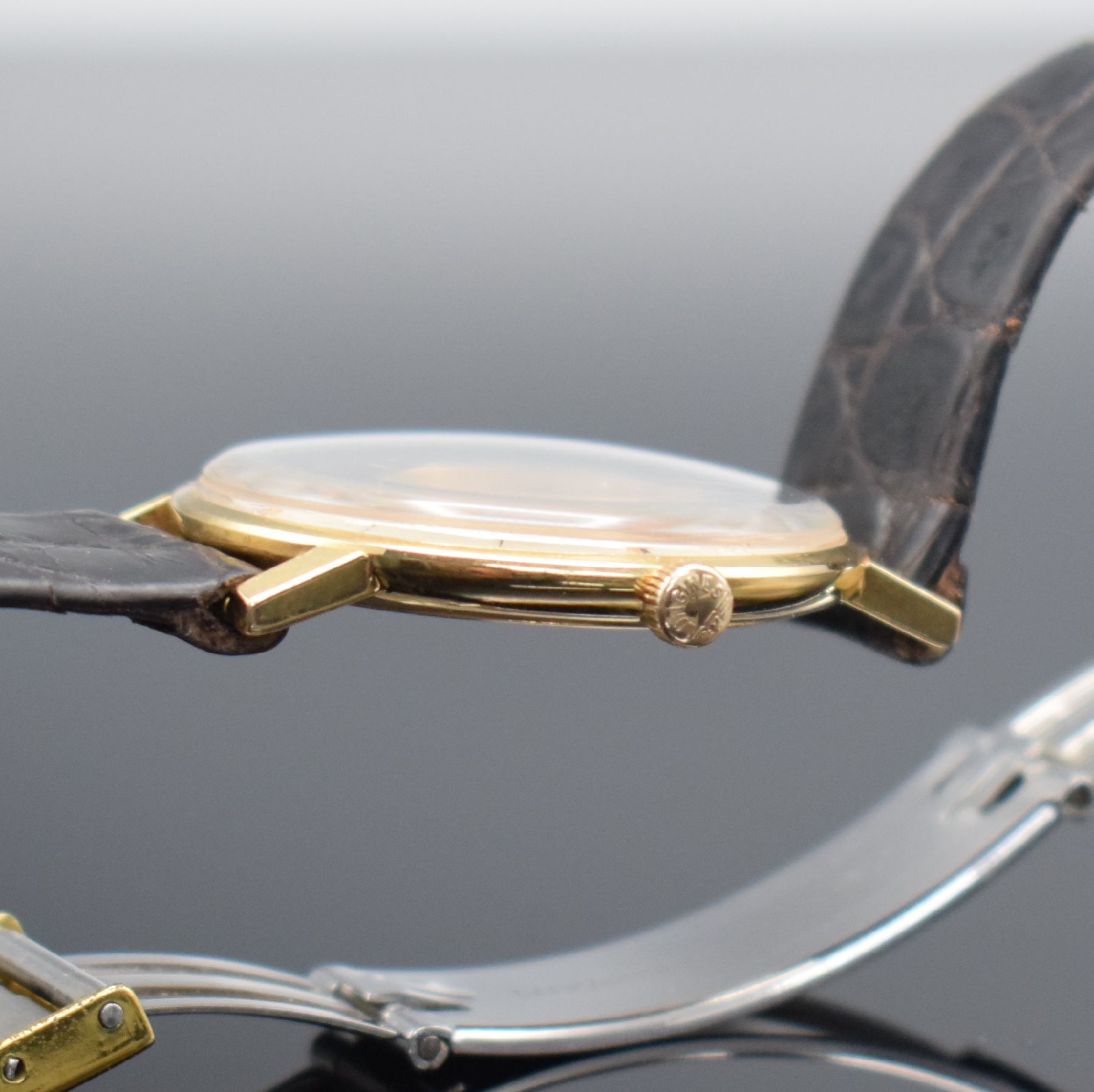 Detail e: LONGINES Herrenarmbanduhr in RG 750/000 Referenz 7824 3, Schweiz um 1968, Handaufzug, Stülpgeh., silb. Zifferbl., schwarze Zeiger, Kal. 428, 17 St., ...
