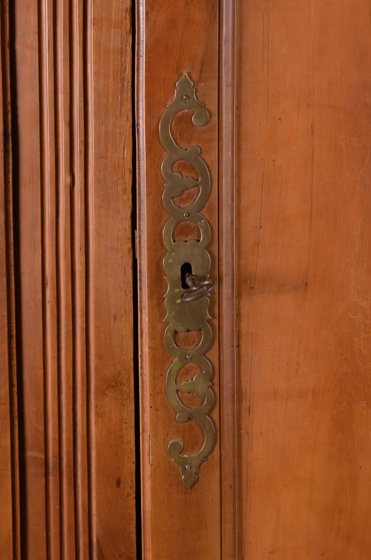 Detail a: 2-Türiger Kleiderschrank, Frankreich, um 1840, wohl Elsass-Lothringen, Front Kirschbaum massiv, Türen kassettiert, profilierte Lisenen und ...