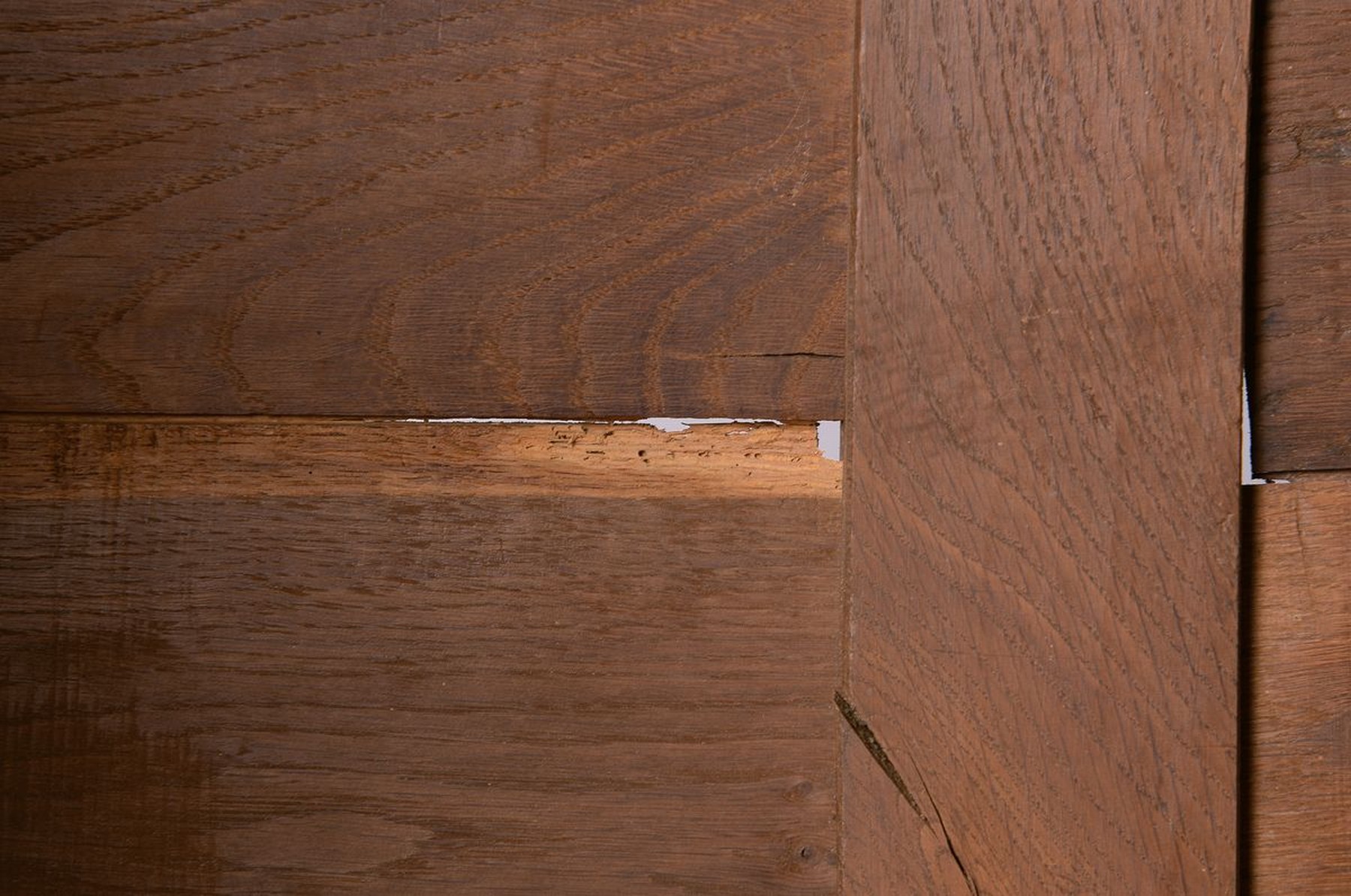 Detail b: 2-Türiger Kleiderschrank, Frankreich, um 1840, wohl Elsass-Lothringen, Front Kirschbaum massiv, Türen kassettiert, profilierte Lisenen und ...