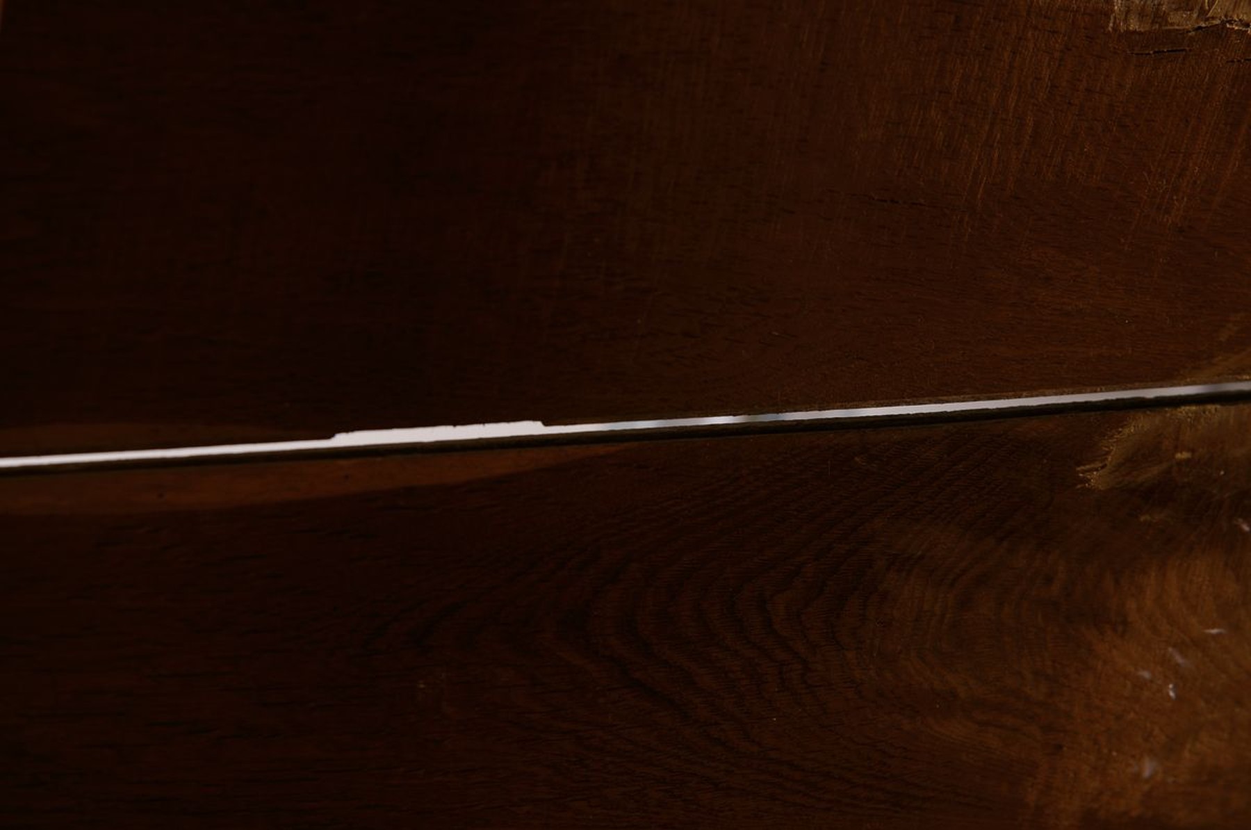 Detail d: 2-Türiger Kleiderschrank, Frankreich, um 1840, wohl Elsass-Lothringen, Front Kirschbaum massiv, Türen kassettiert, profilierte Lisenen und ...