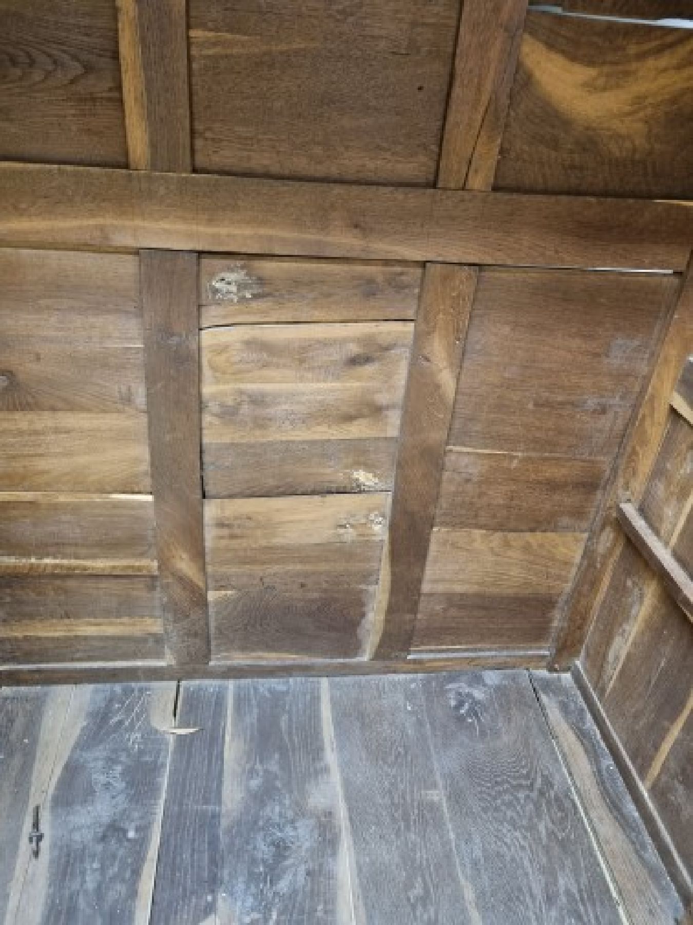Detail e: 2-Türiger Kleiderschrank, Frankreich, um 1840, wohl Elsass-Lothringen, Front Kirschbaum massiv, Türen kassettiert, profilierte Lisenen und ...