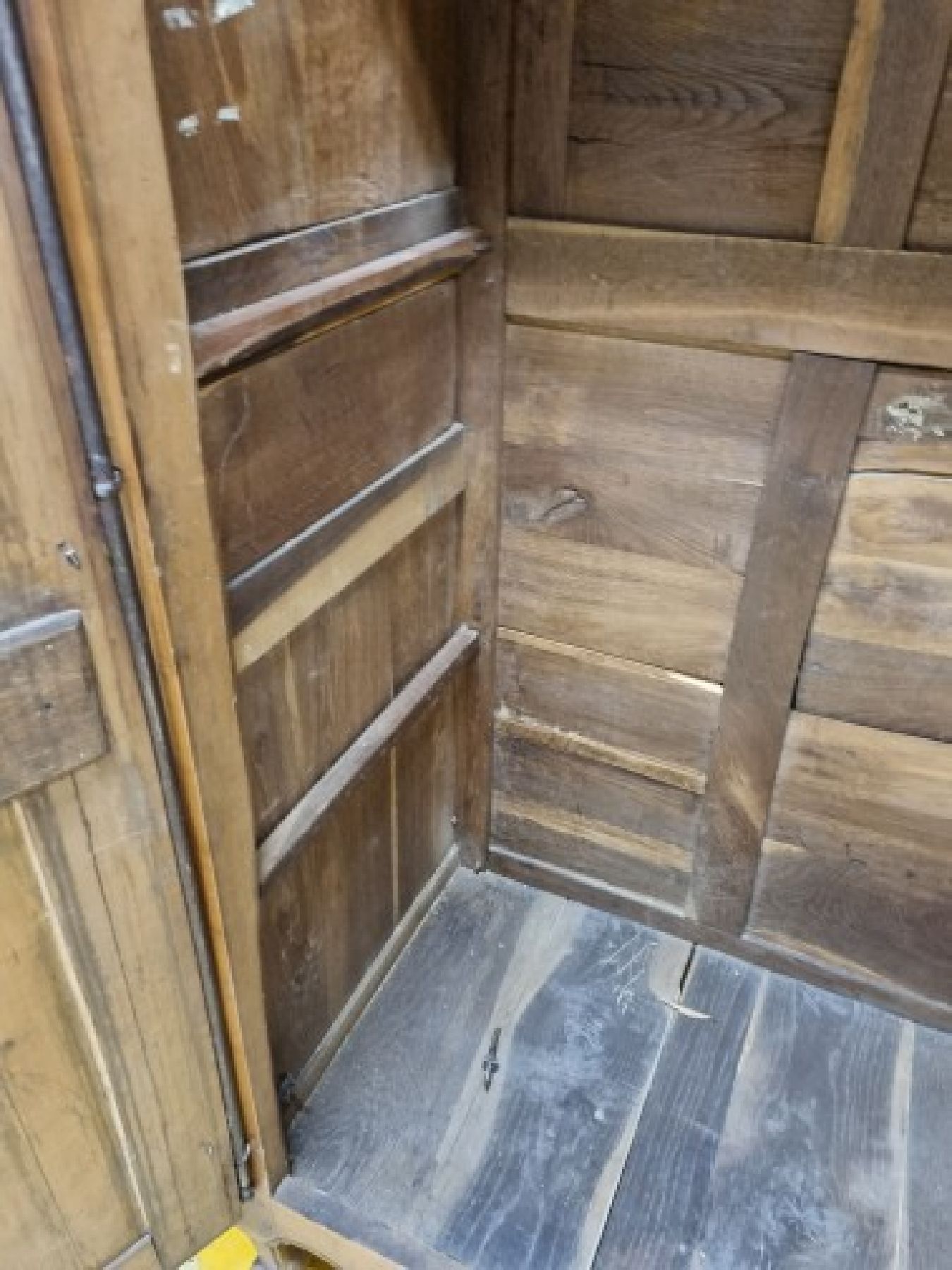Detail f: 2-Türiger Kleiderschrank, Frankreich, um 1840, wohl Elsass-Lothringen, Front Kirschbaum massiv, Türen kassettiert, profilierte Lisenen und ...