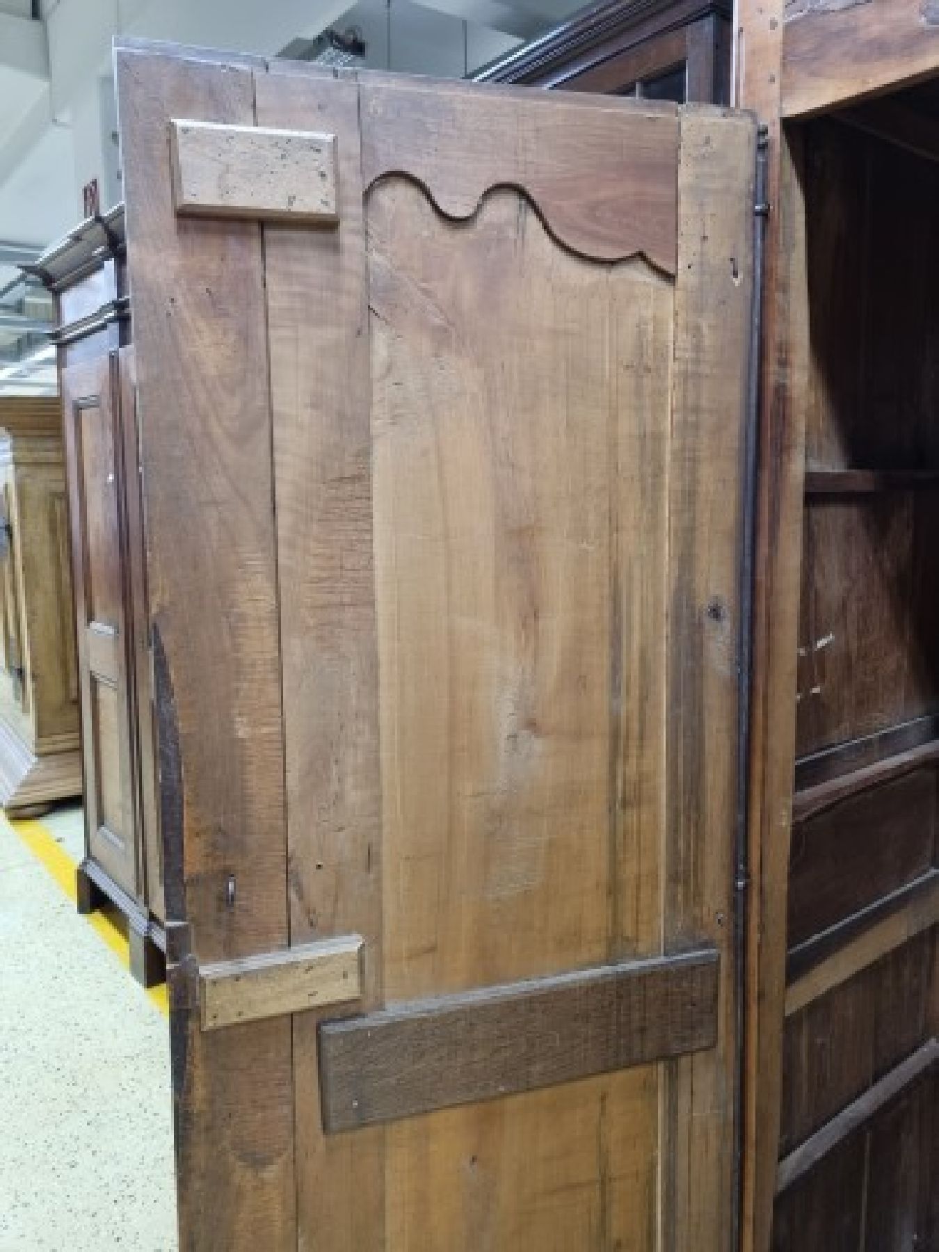 Detail h: 2-Türiger Kleiderschrank, Frankreich, um 1840, wohl Elsass-Lothringen, Front Kirschbaum massiv, Türen kassettiert, profilierte Lisenen und ...