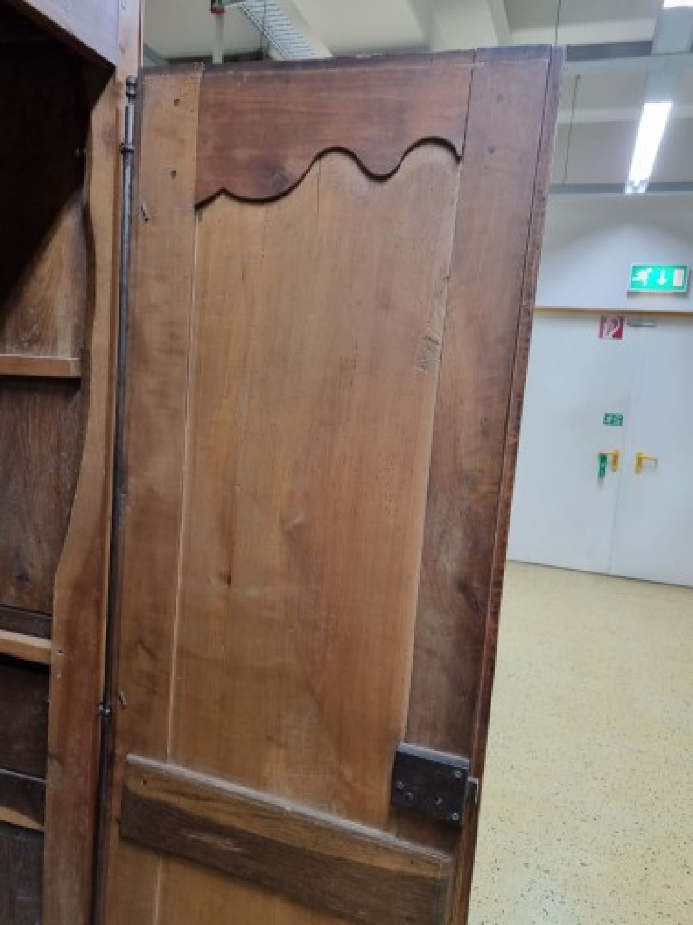 Detail j: 2-Türiger Kleiderschrank, Frankreich, um 1840, wohl Elsass-Lothringen, Front Kirschbaum massiv, Türen kassettiert, profilierte Lisenen und ...