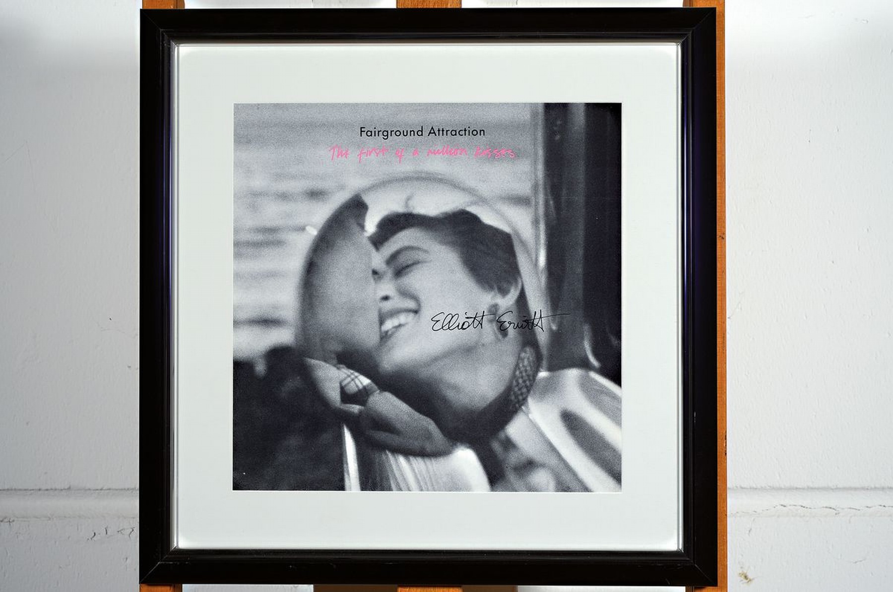 Detail k: Elliott Erwitt, geb. 1928, lebt in New York, Offset auf Karton, fairground Attraction/ "The First Of A Million Kisses", handsigniert,PP., ...