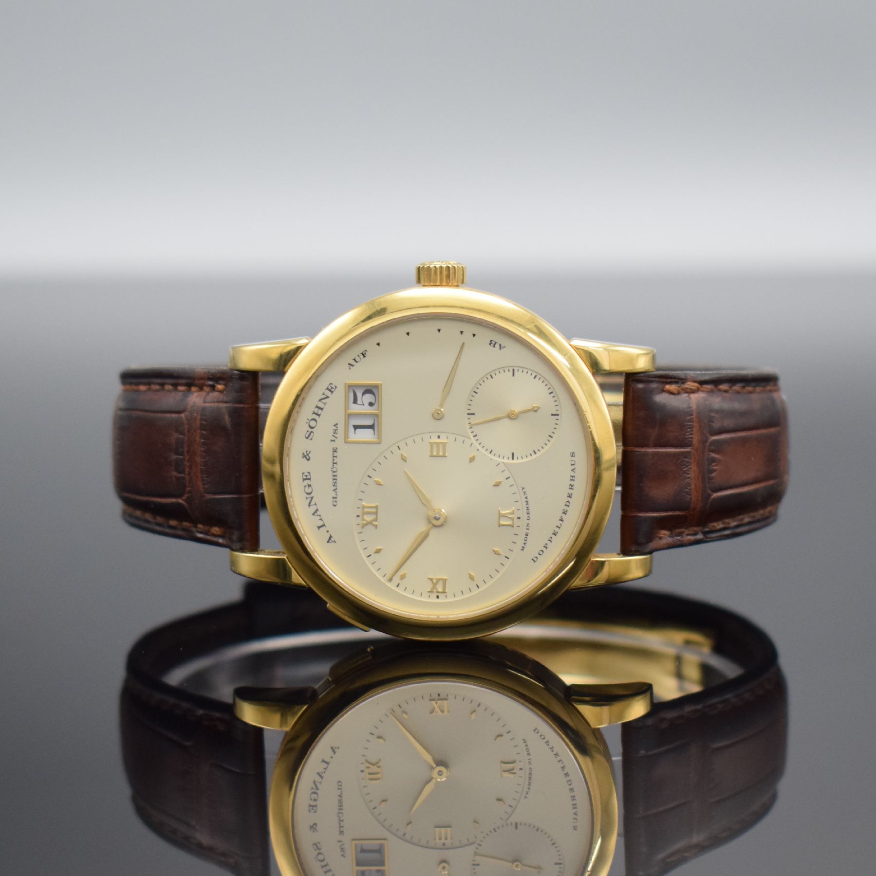 A. LANGE & SÖHNE "LANGE 1" feine Herrenarmbanduhr in GG 750/000 Referenz 101.022, Handaufzug, massives beids. vergl. Geh., Boden 6-fach ...