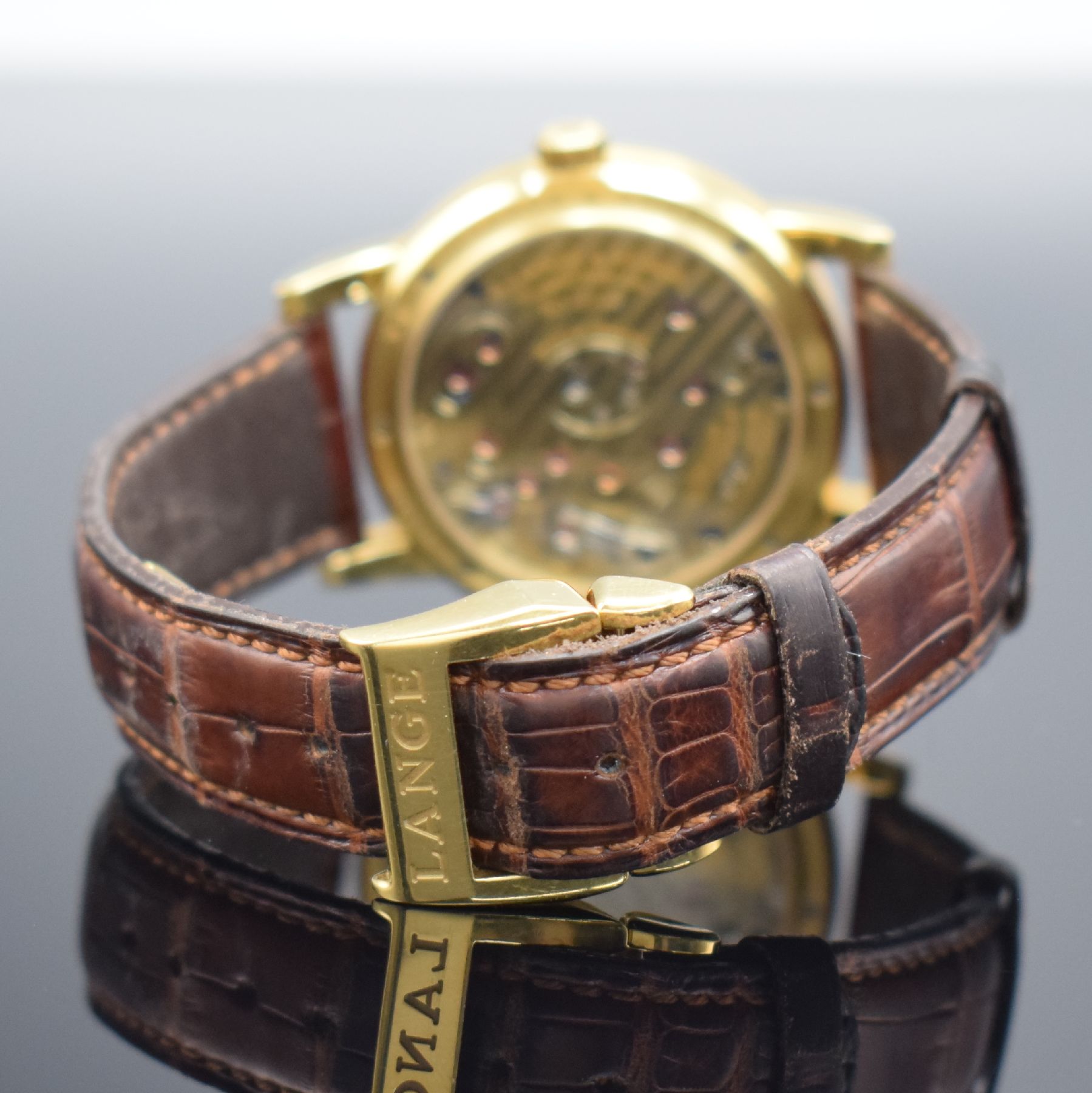Detail d: A. LANGE & SÖHNE "LANGE 1" feine Herrenarmbanduhr in GG 750/000 Referenz 101.022, Handaufzug, massives beids. vergl. Geh., Boden 6-fach ...
