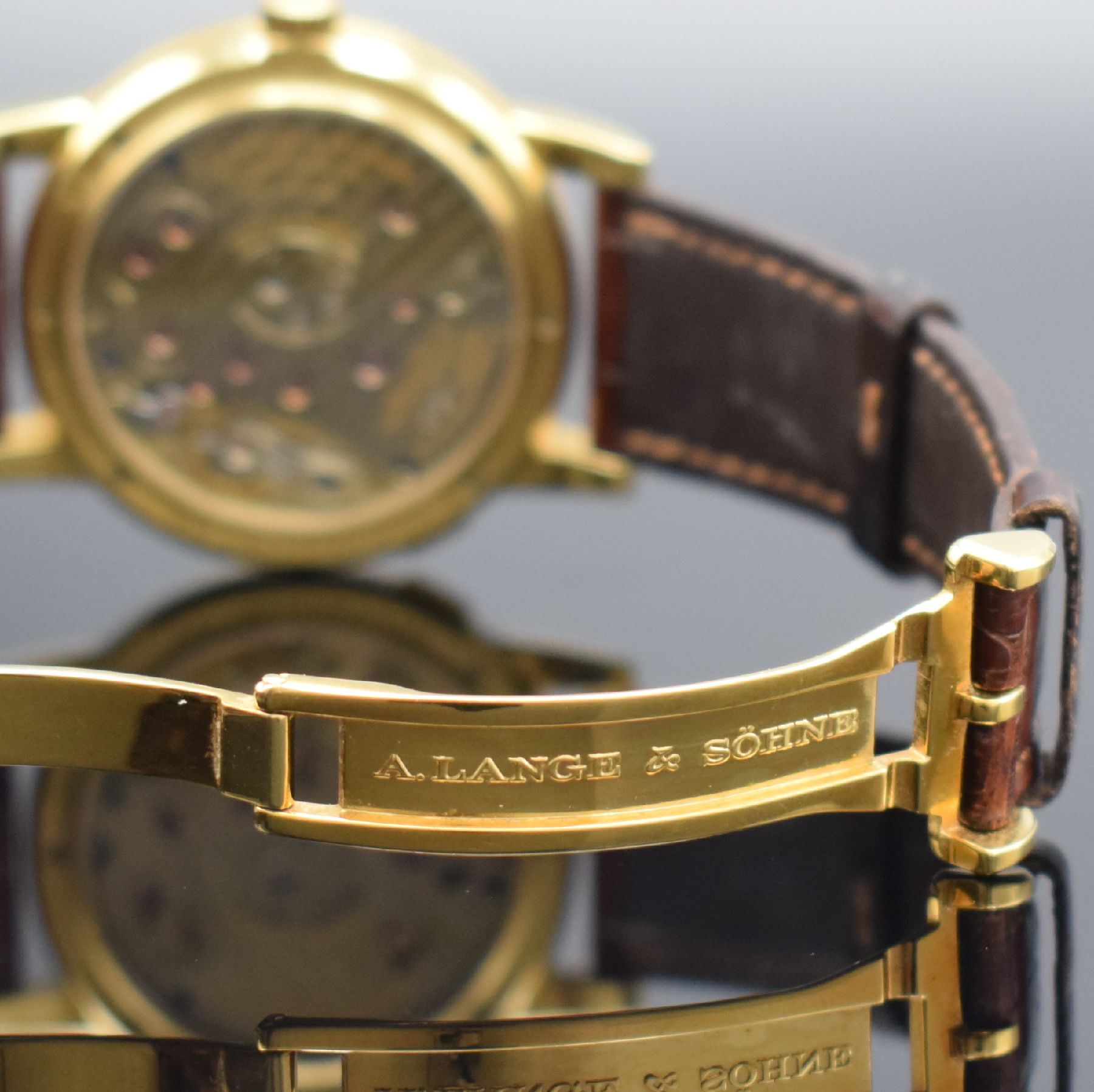 Detail e: A. LANGE & SÖHNE "LANGE 1" feine Herrenarmbanduhr in GG 750/000 Referenz 101.022, Handaufzug, massives beids. vergl. Geh., Boden 6-fach ...
