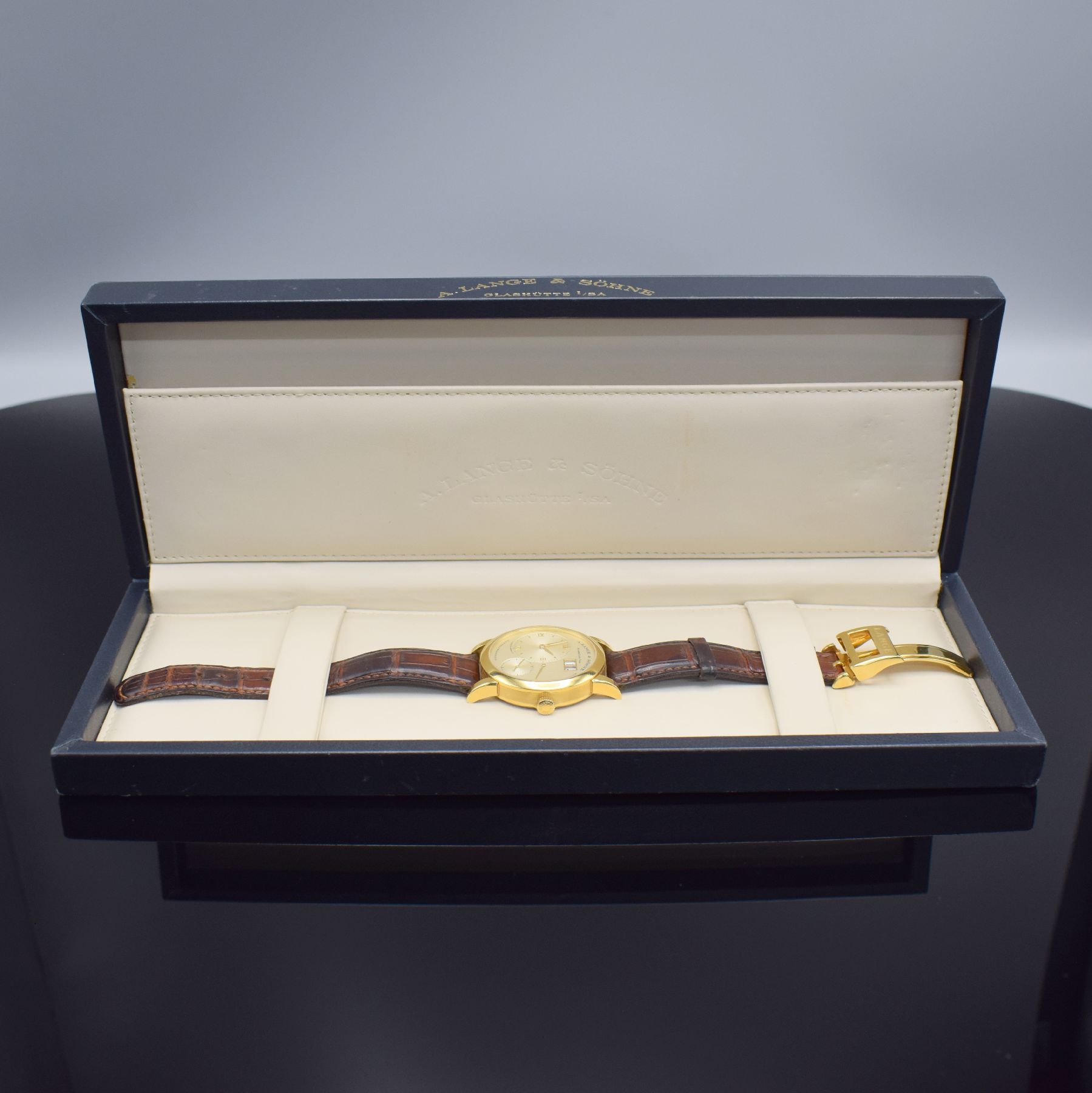Detail k: A. LANGE & SÖHNE "LANGE 1" feine Herrenarmbanduhr in GG 750/000 Referenz 101.022, Handaufzug, massives beids. vergl. Geh., Boden 6-fach ...