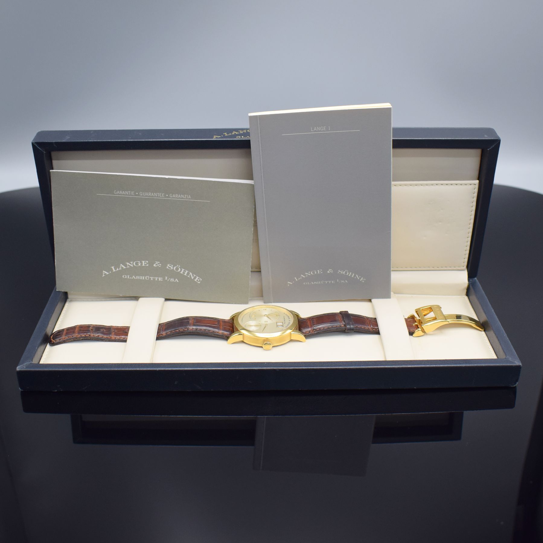 Detail l: A. LANGE & SÖHNE "LANGE 1" feine Herrenarmbanduhr in GG 750/000 Referenz 101.022, Handaufzug, massives beids. vergl. Geh., Boden 6-fach ...
