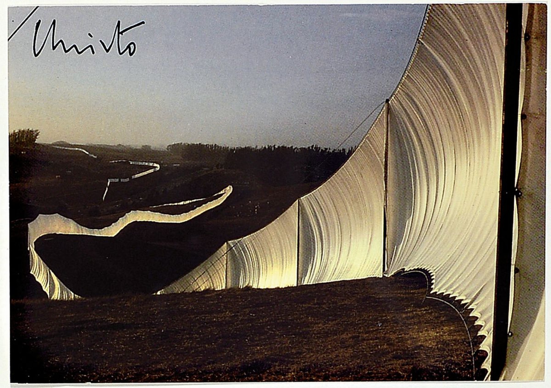 Christo, 1935 - 2020, Lot aus zwei Teilen: a. Multiple "Running Fence", Rahmen ca. 53 x 43 cm, b. kleines original Stoffstück aus diesem ...
