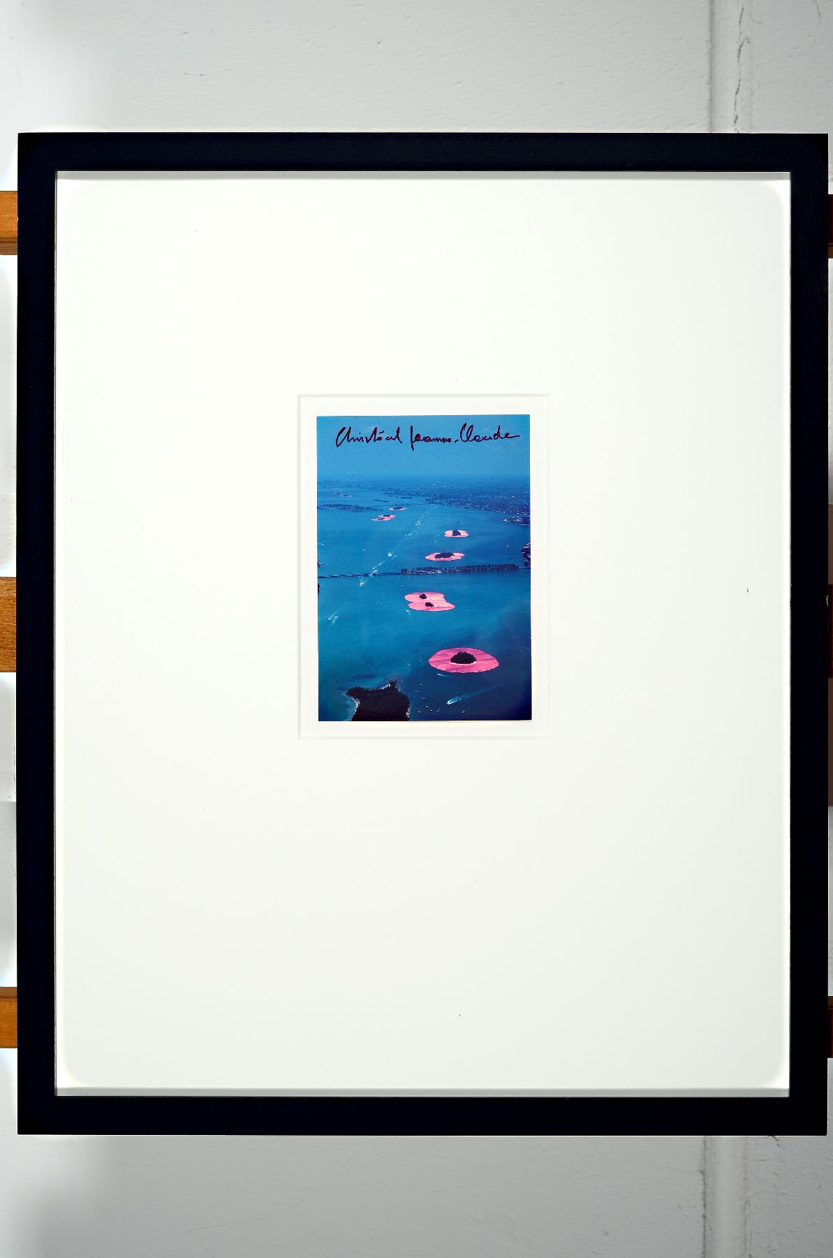Christo, 1935 - 2020, Lot aus zwei Teilen: a. Multiple "Surrounded Islands" Rahmen ca. 53 x 43 cm, b. kleines original Stoffstück aus ...