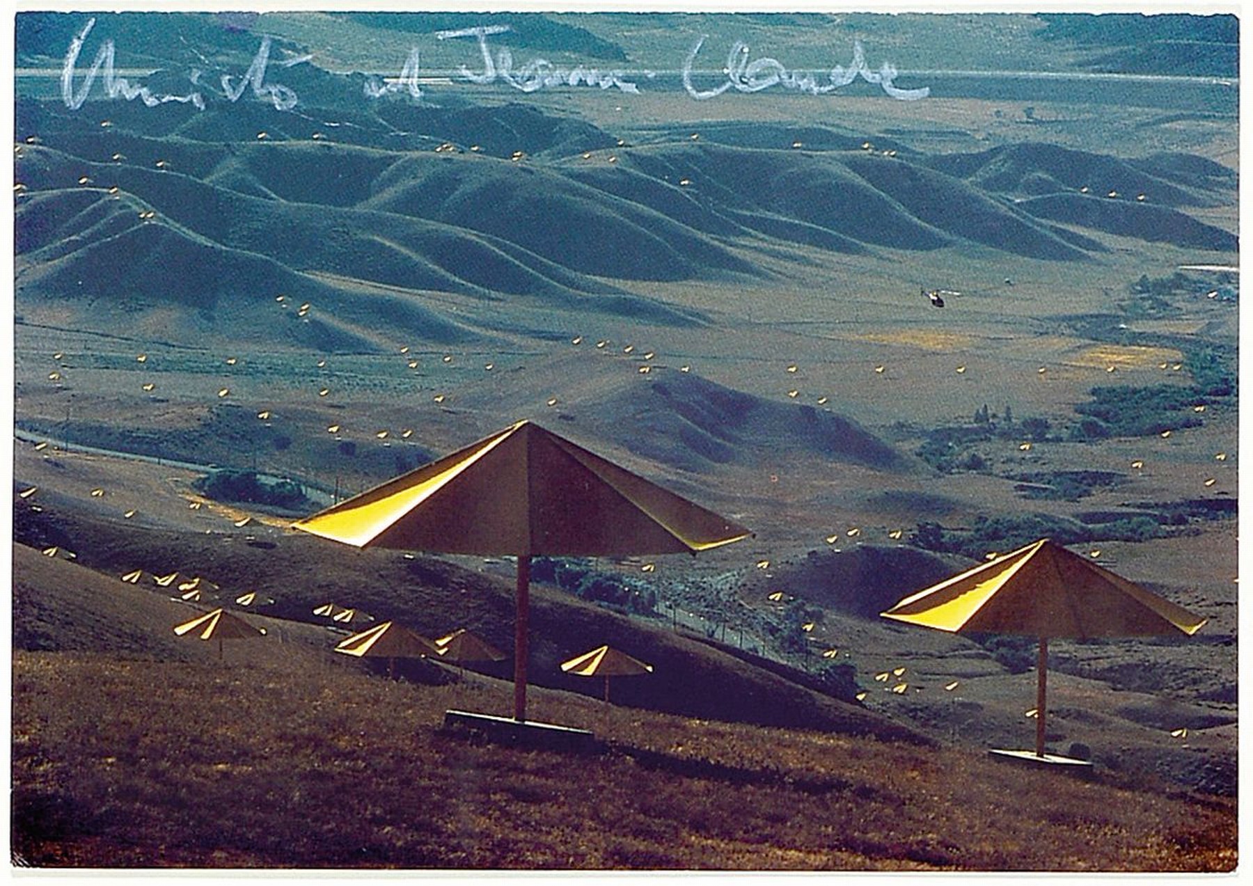 Christo, 1935 - 2020, Lot aus zwei Teilen: a. Multiple "Umbrellas Yellow", Rahmen ca. 53 x 43 cm, b. kleines original Stoffstück aus ...