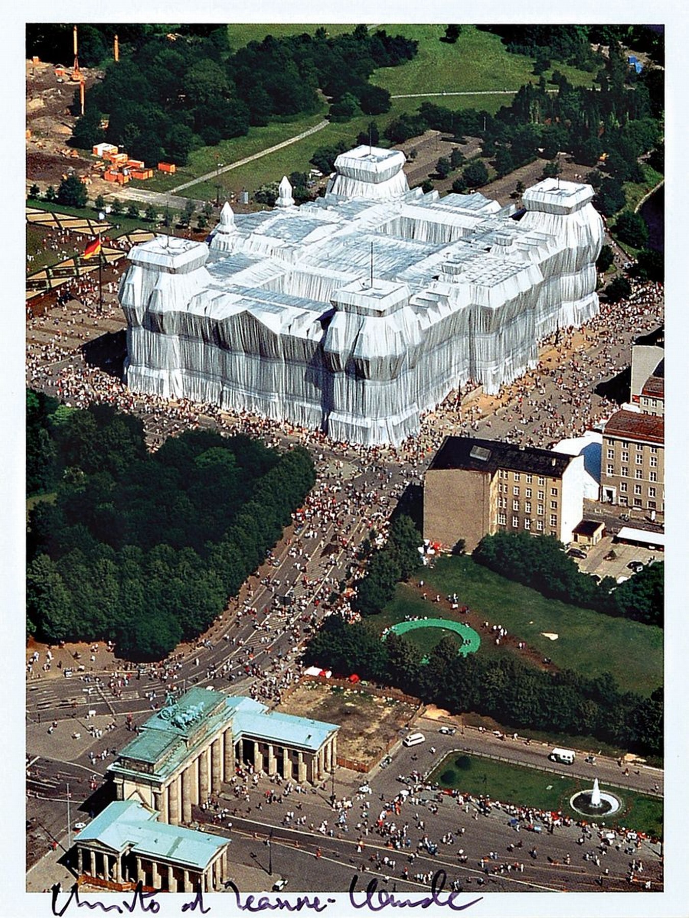 Christo, 1935 - 2020, Lot aus drei Teilen: a. Multiple "Verhüllter Reichstag" Rahmen ca. 42.2 x 32.5 cm, b. großes originales Stoffstück ...