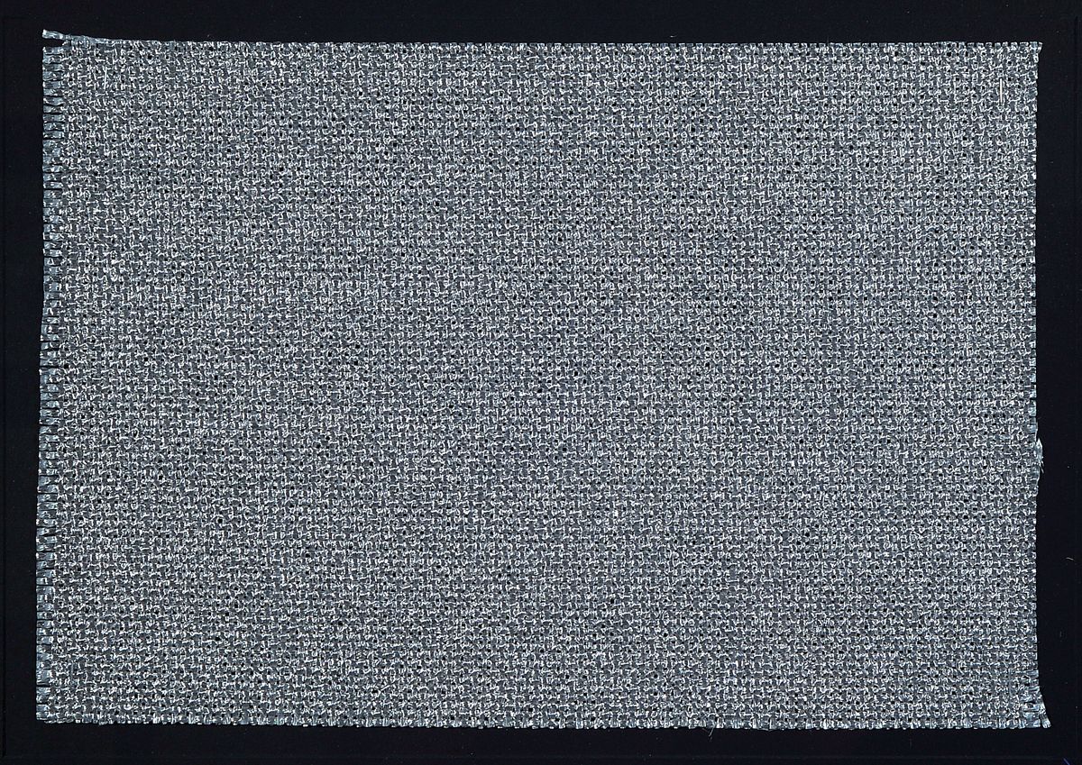 Detail d: Christo, 1935 - 2020, Lot aus drei Teilen: a. Multiple "Verhüllter Reichstag" Rahmen ca. 42.2 x 32.5 cm, b. großes originales Stoffstück ...
