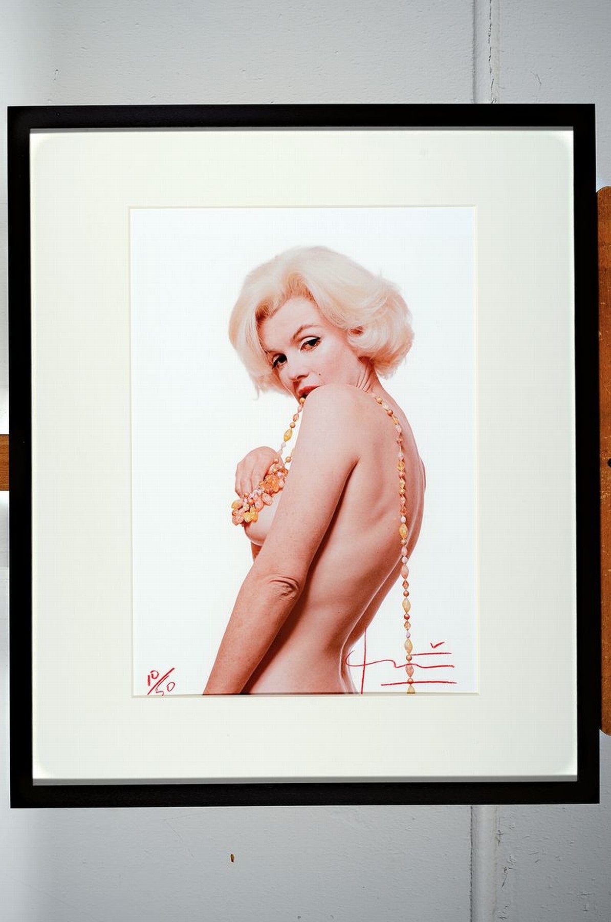 Detail k: Bert Stern, 1920 - 2013, New York, Fotografie, "Marilyn New Boob Pose", auf dickem matten Fotopapier, hochwertiger Irisprint, handsigniert, ...