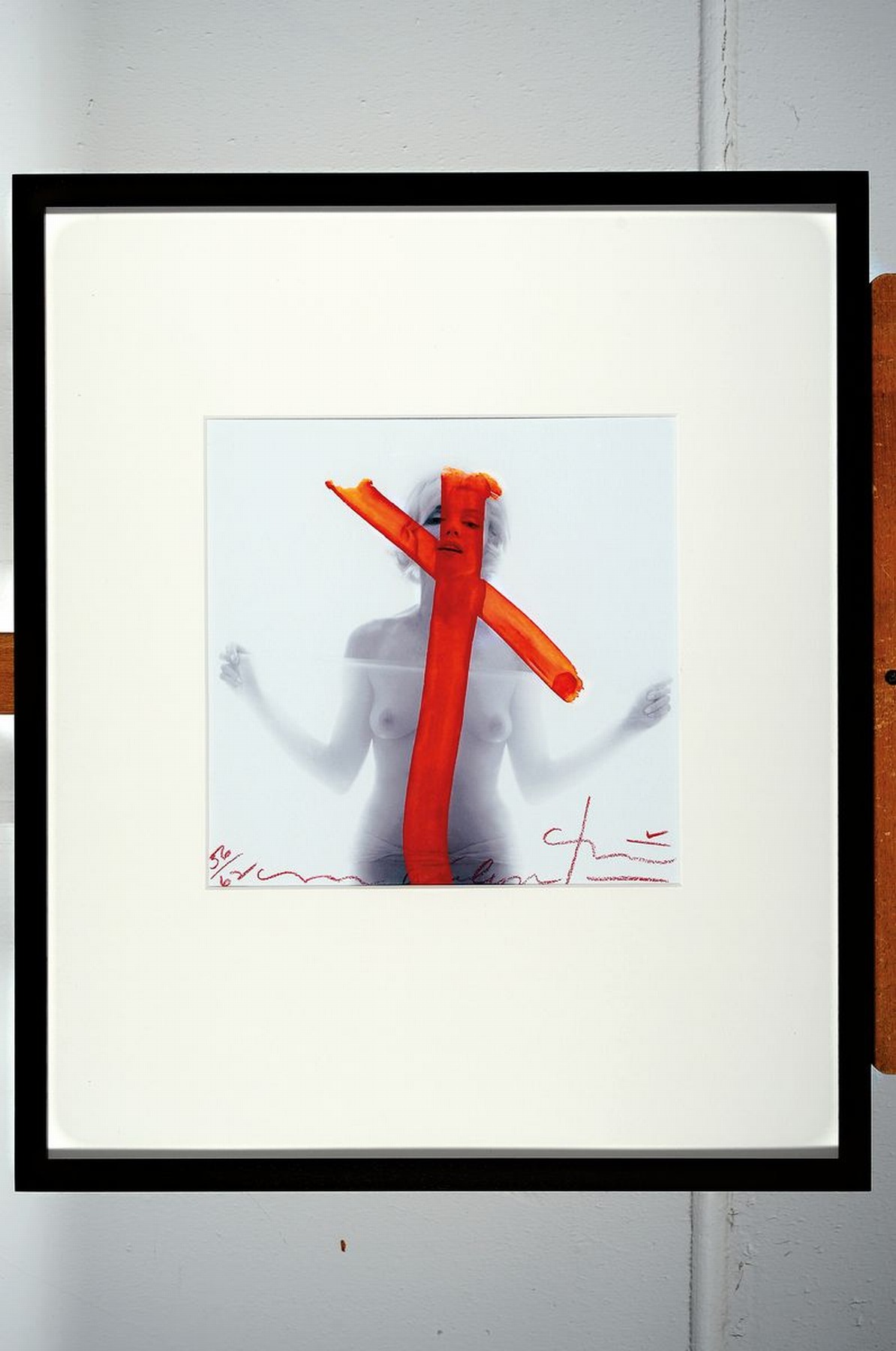 Detail k: Bert Stern, 1920 - 2013, New York, Fotografie, "Marilyn Crucifix II", auf dickem matten Fotopapier, hochwertiger Irisprint, handsigniert, ...