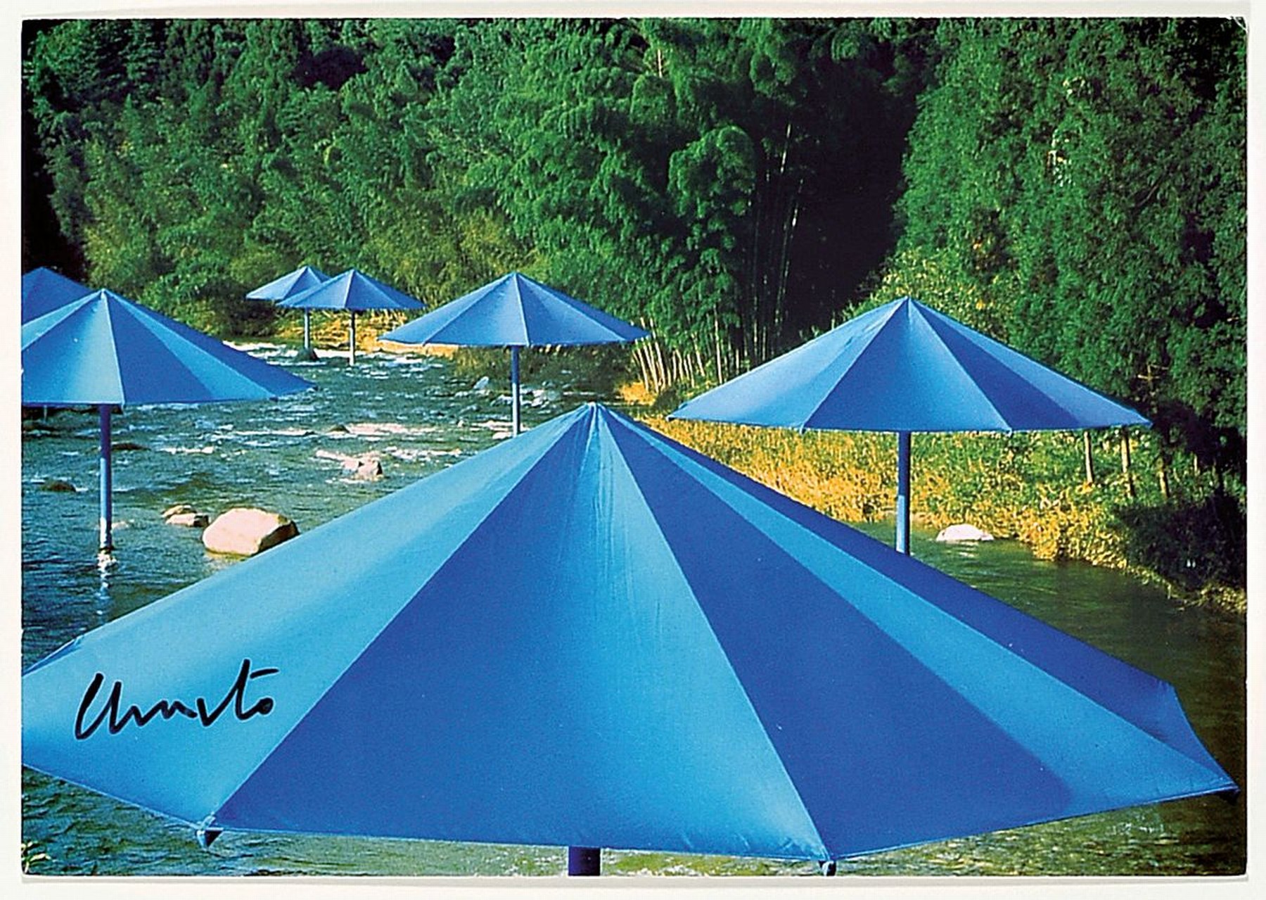 Detail b: Christo, 1935 - 2020, Lot aus zwei Teilen: a. Multiple "Umbrellas Blue", PP., unter Glas, Rahmen 43 x 53 cm, b. kleines originales ...