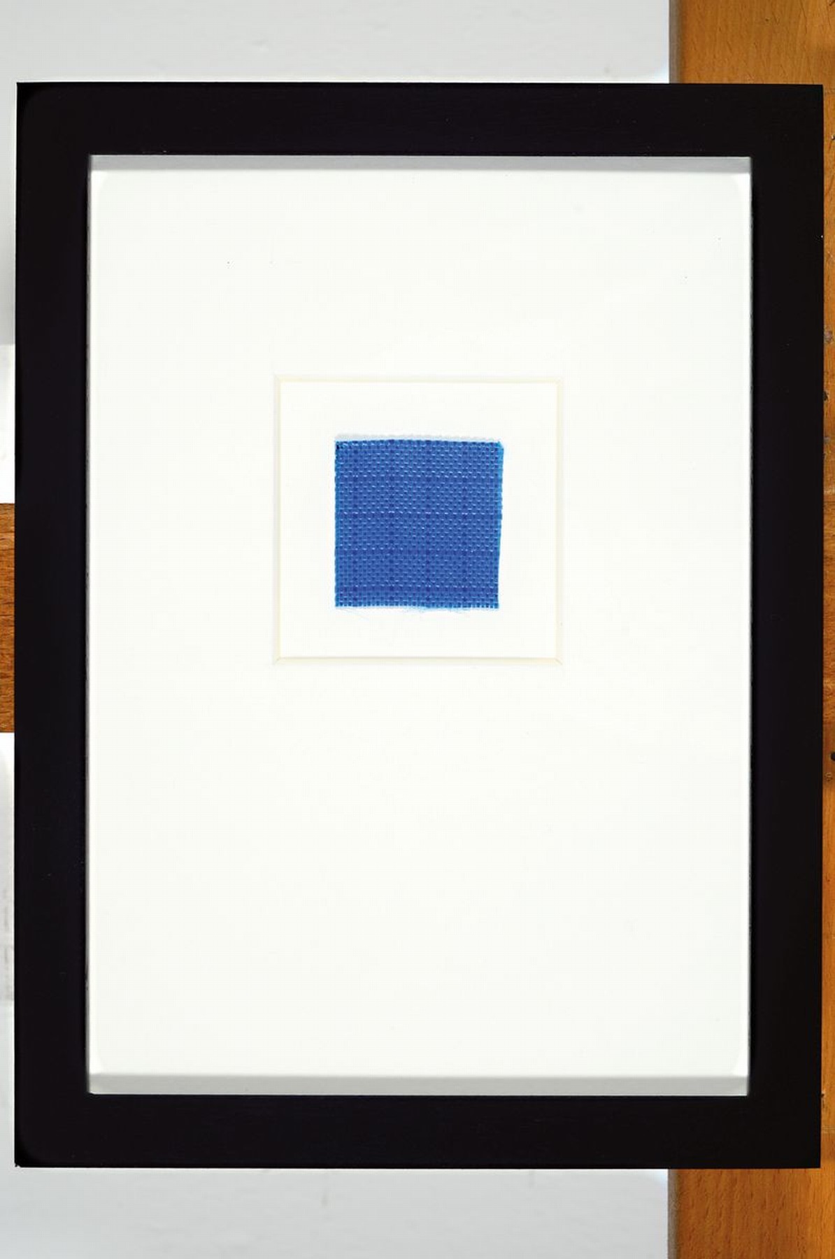 Detail k: Christo, 1935 - 2020, Lot aus zwei Teilen: a. Multiple "Umbrellas Blue", PP., unter Glas, Rahmen 43 x 53 cm, b. kleines originales ...