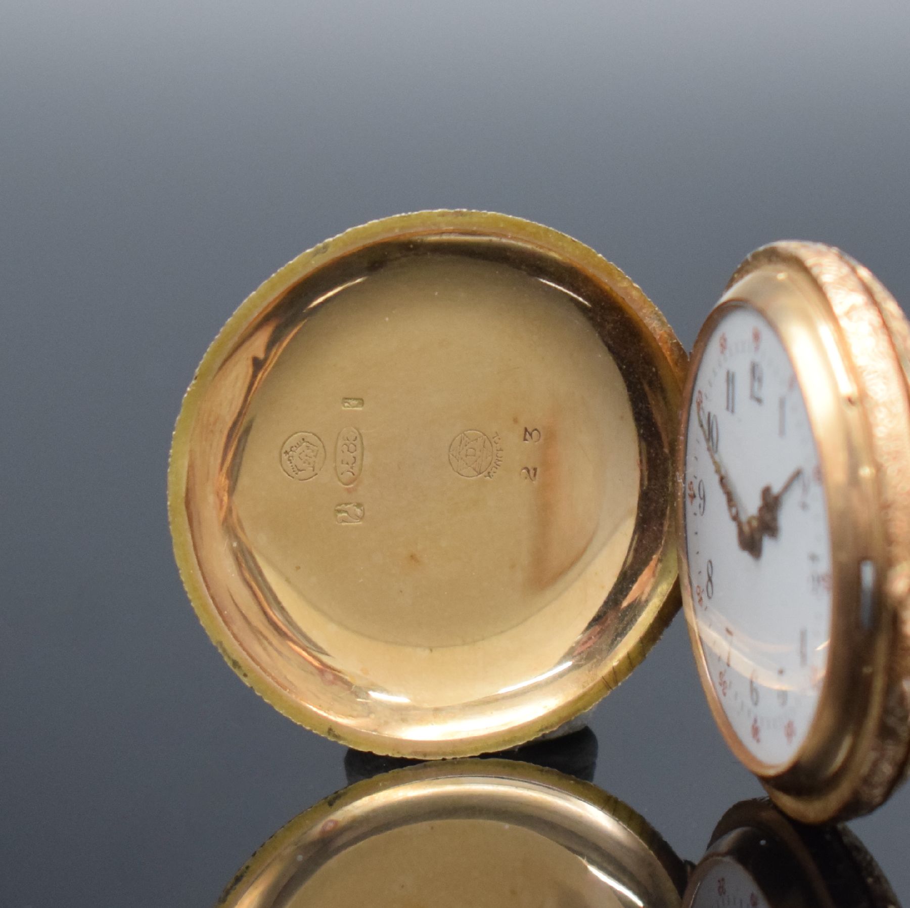 Detail a: MONOPOL / DÜRRSTEIN Damensavonette in GG 585/000 mit Kette in GG 585/000, Schweiz um 1900, floral grav. 2 Deckel-Goldgeh. dell., Metallcuvette, ...