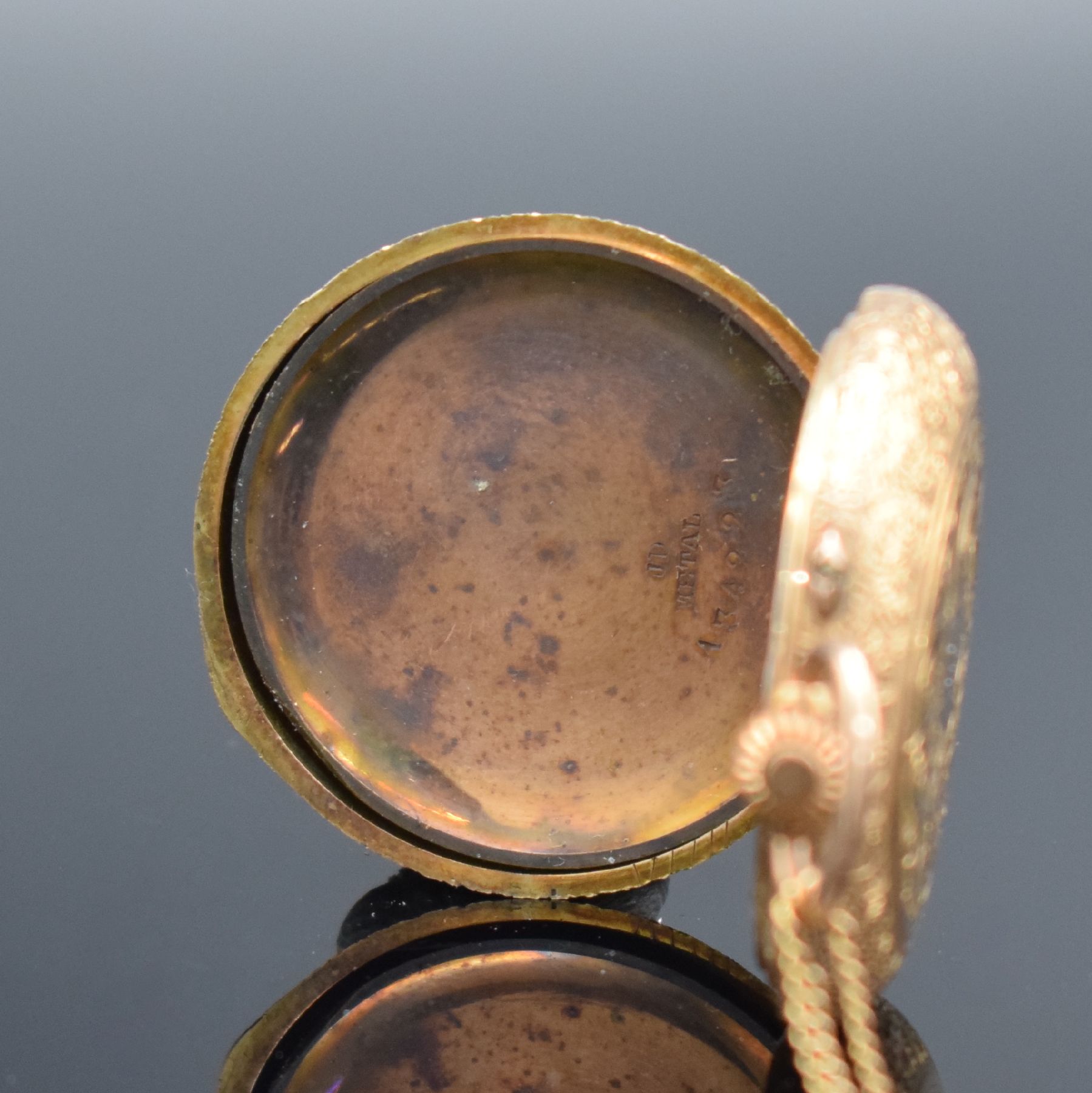 Detail f: MONOPOL / DÜRRSTEIN Damensavonette in GG 585/000 mit Kette in GG 585/000, Schweiz um 1900, floral grav. 2 Deckel-Goldgeh. dell., Metallcuvette, ...
