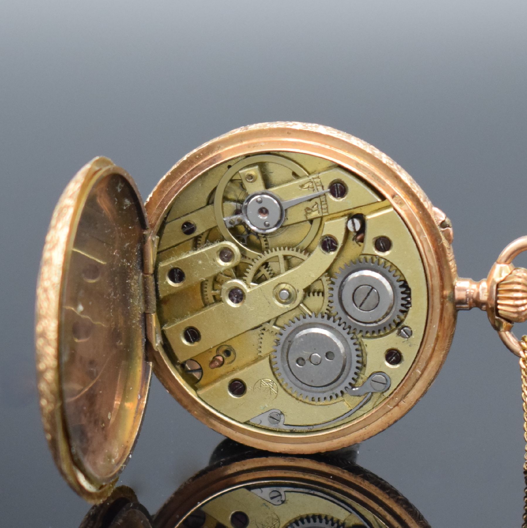 Detail g: MONOPOL / DÜRRSTEIN Damensavonette in GG 585/000 mit Kette in GG 585/000, Schweiz um 1900, floral grav. 2 Deckel-Goldgeh. dell., Metallcuvette, ...