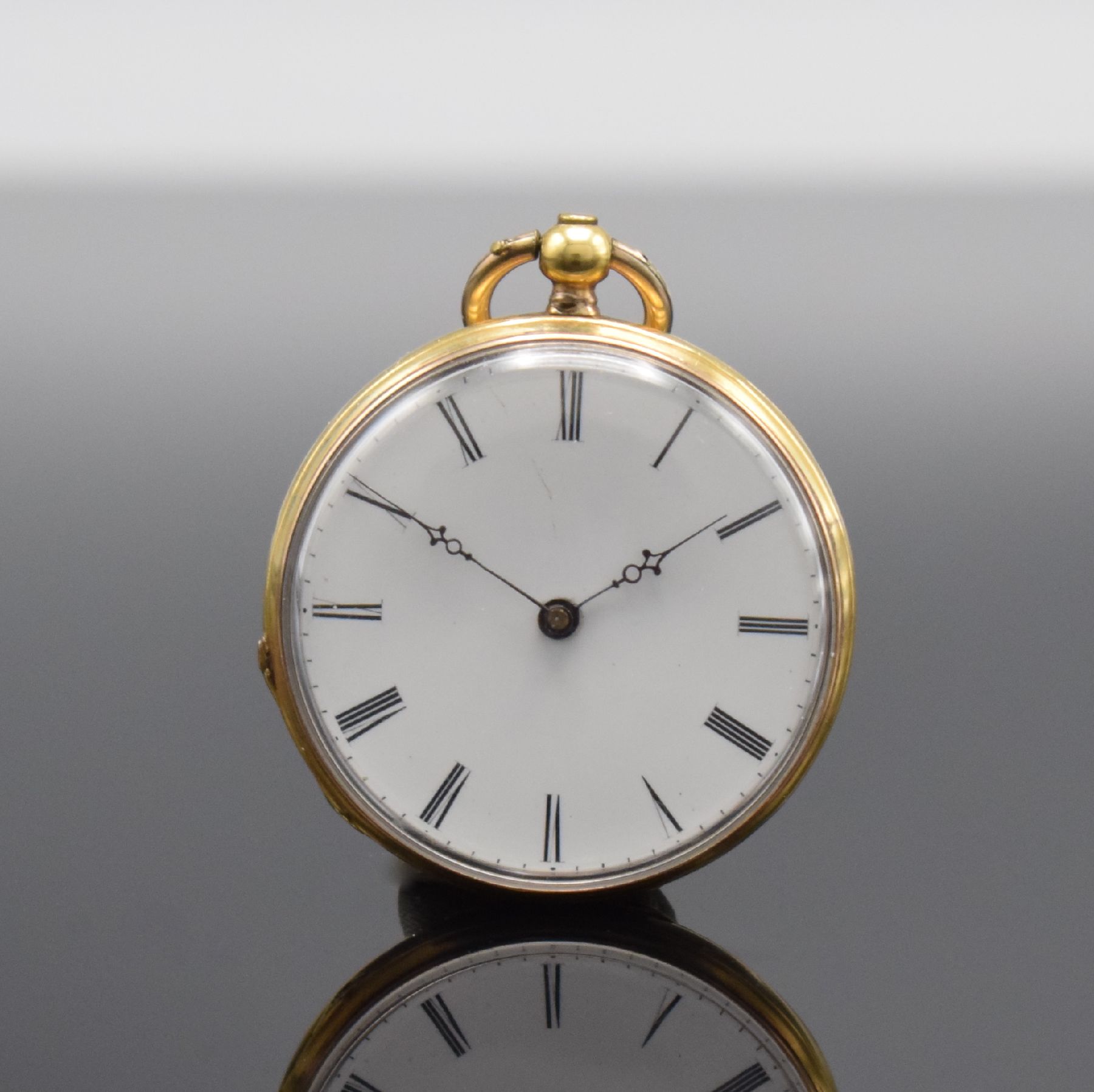 Offene Damentaschenuhr in GG 750/000 mit Emailarbeit, Schweiz um 1870, 2-Deckel Goldgeh. dell., Emailzifferbl. m. röm. Zahlen, gebl. Zeiger, ...