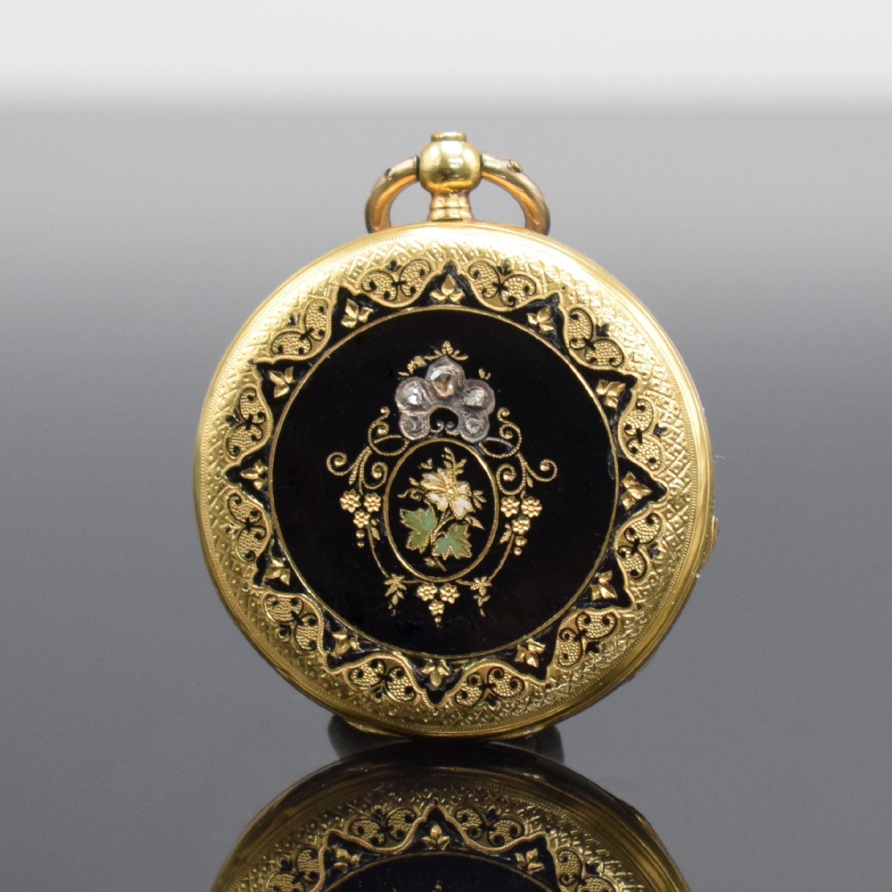 Detail a: Offene Damentaschenuhr in GG 750/000 mit Emailarbeit, Schweiz um 1870, 2-Deckel Goldgeh. dell., Emailzifferbl. m. röm. Zahlen, gebl. Zeiger, ...