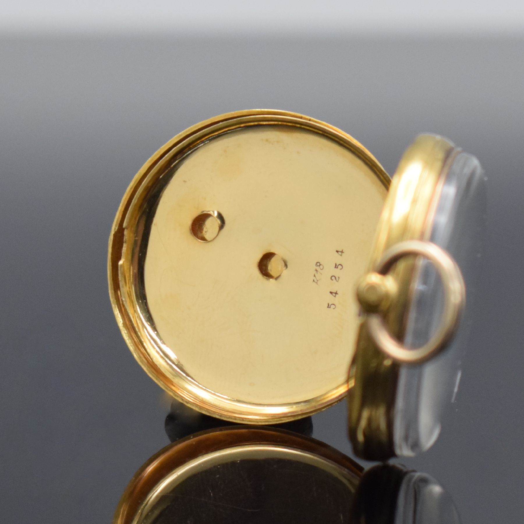 Detail d: Offene Damentaschenuhr in GG 750/000 mit Emailarbeit, Schweiz um 1870, 2-Deckel Goldgeh. dell., Emailzifferbl. m. röm. Zahlen, gebl. Zeiger, ...