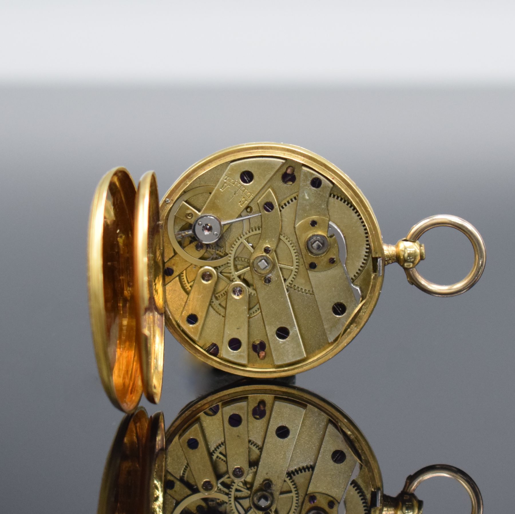 Detail e: Offene Damentaschenuhr in GG 750/000 mit Emailarbeit, Schweiz um 1870, 2-Deckel Goldgeh. dell., Emailzifferbl. m. röm. Zahlen, gebl. Zeiger, ...