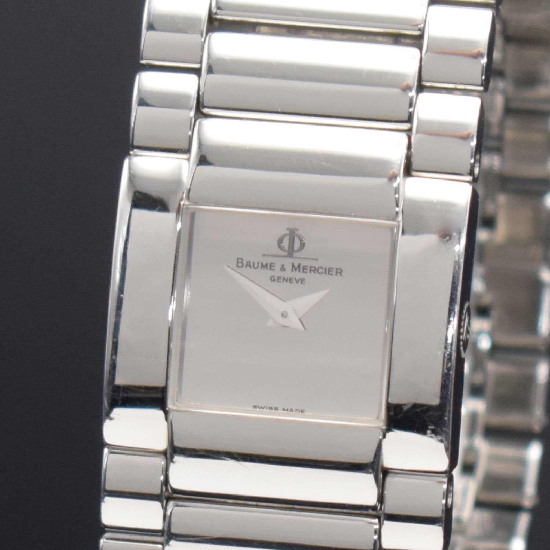 Detail a: BAUME & MERCIER Catwalk Damenarmbanduhr Referenz MV045197, Schweiz um 2005, quarz, Edelstahlgeh., Boden 4-fach verschr., Gliederband m. dopp. ...