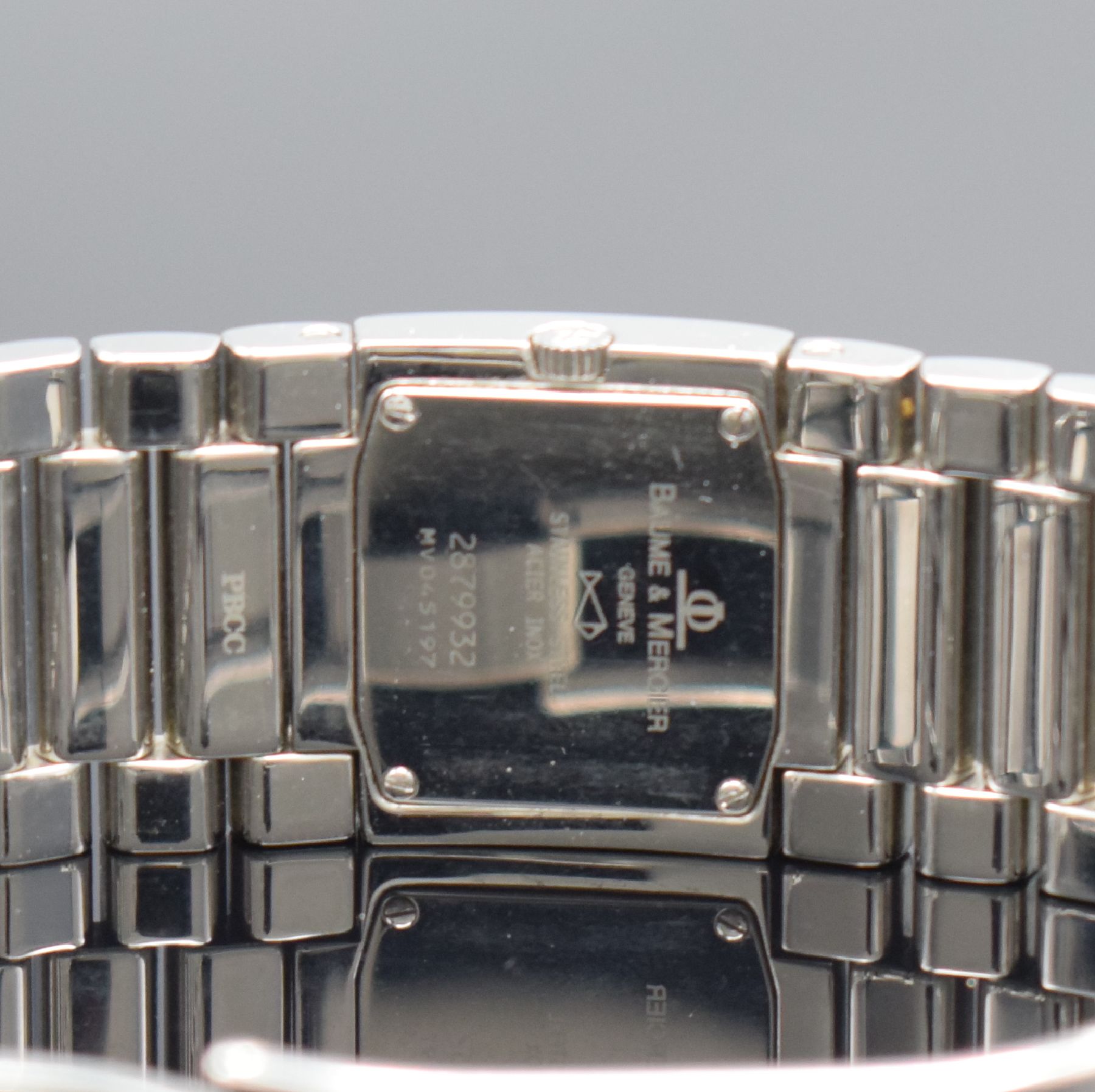 Detail d: BAUME & MERCIER Catwalk Damenarmbanduhr Referenz MV045197, Schweiz um 2005, quarz, Edelstahlgeh., Boden 4-fach verschr., Gliederband m. dopp. ...