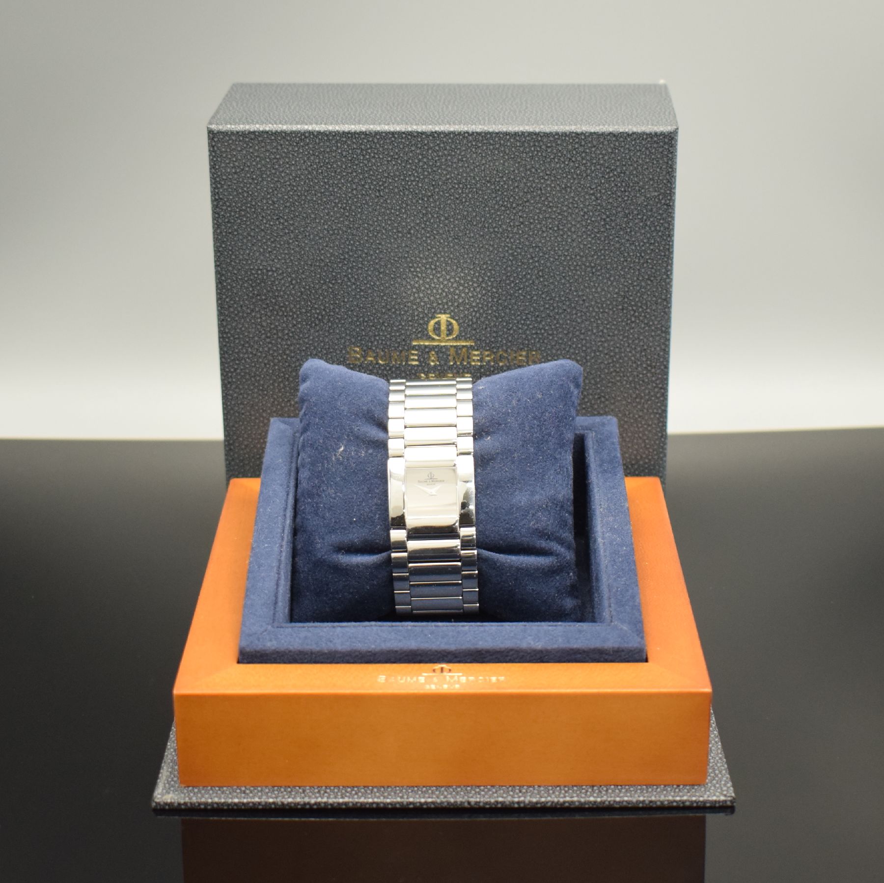 Detail e: BAUME & MERCIER Catwalk Damenarmbanduhr Referenz MV045197, Schweiz um 2005, quarz, Edelstahlgeh., Boden 4-fach verschr., Gliederband m. dopp. ...