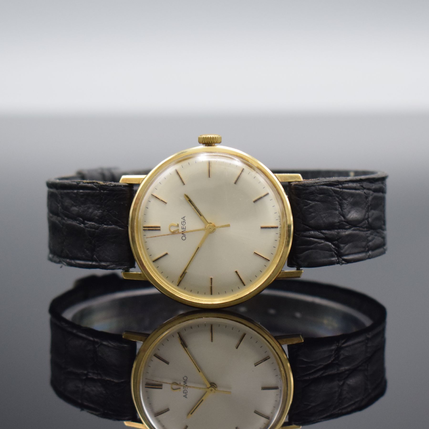 OMEGA Herrenarmbanduhr in GG 585/000, Schweiz um 1967, Handaufzug, Ref. 131026, 3- teil. Geh., Boden m. Widmung & Glasrand aufgedr., silb. Zifferbl. ...