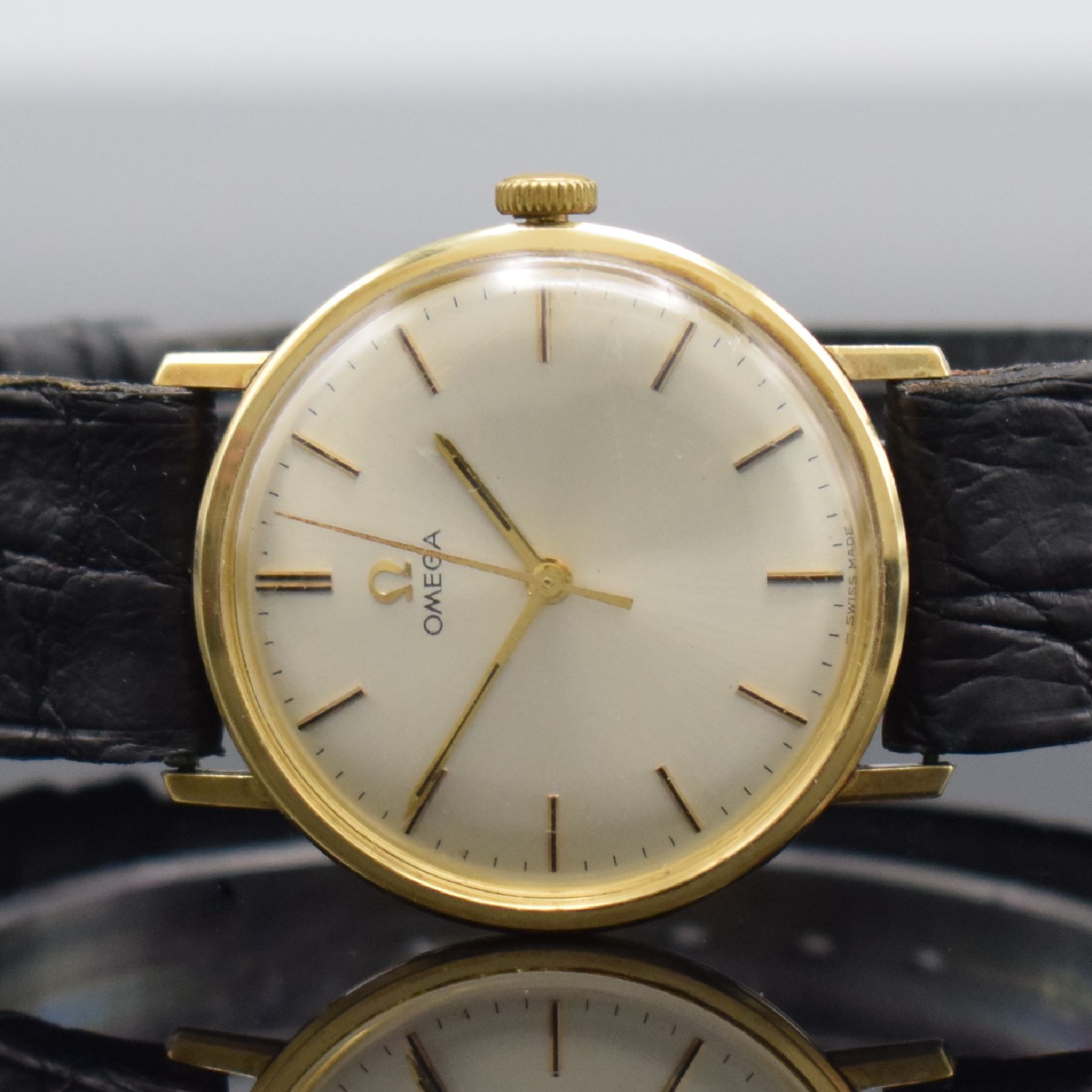 Detail a: OMEGA Herrenarmbanduhr in GG 585/000, Schweiz um 1967, Handaufzug, Ref. 131026, 3- teil. Geh., Boden m. Widmung & Glasrand aufgedr., silb. Zifferbl. ...