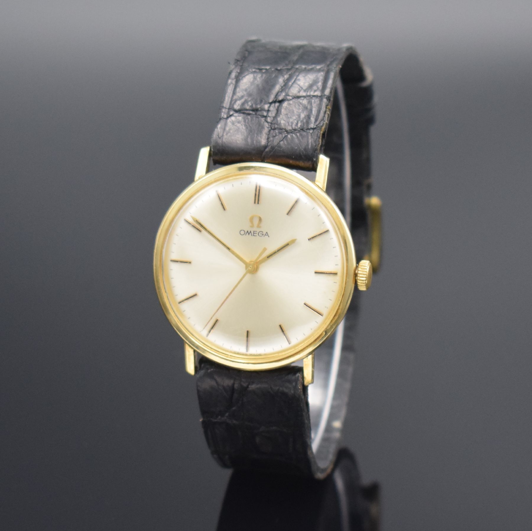 Detail b: OMEGA Herrenarmbanduhr in GG 585/000, Schweiz um 1967, Handaufzug, Ref. 131026, 3- teil. Geh., Boden m. Widmung & Glasrand aufgedr., silb. Zifferbl. ...