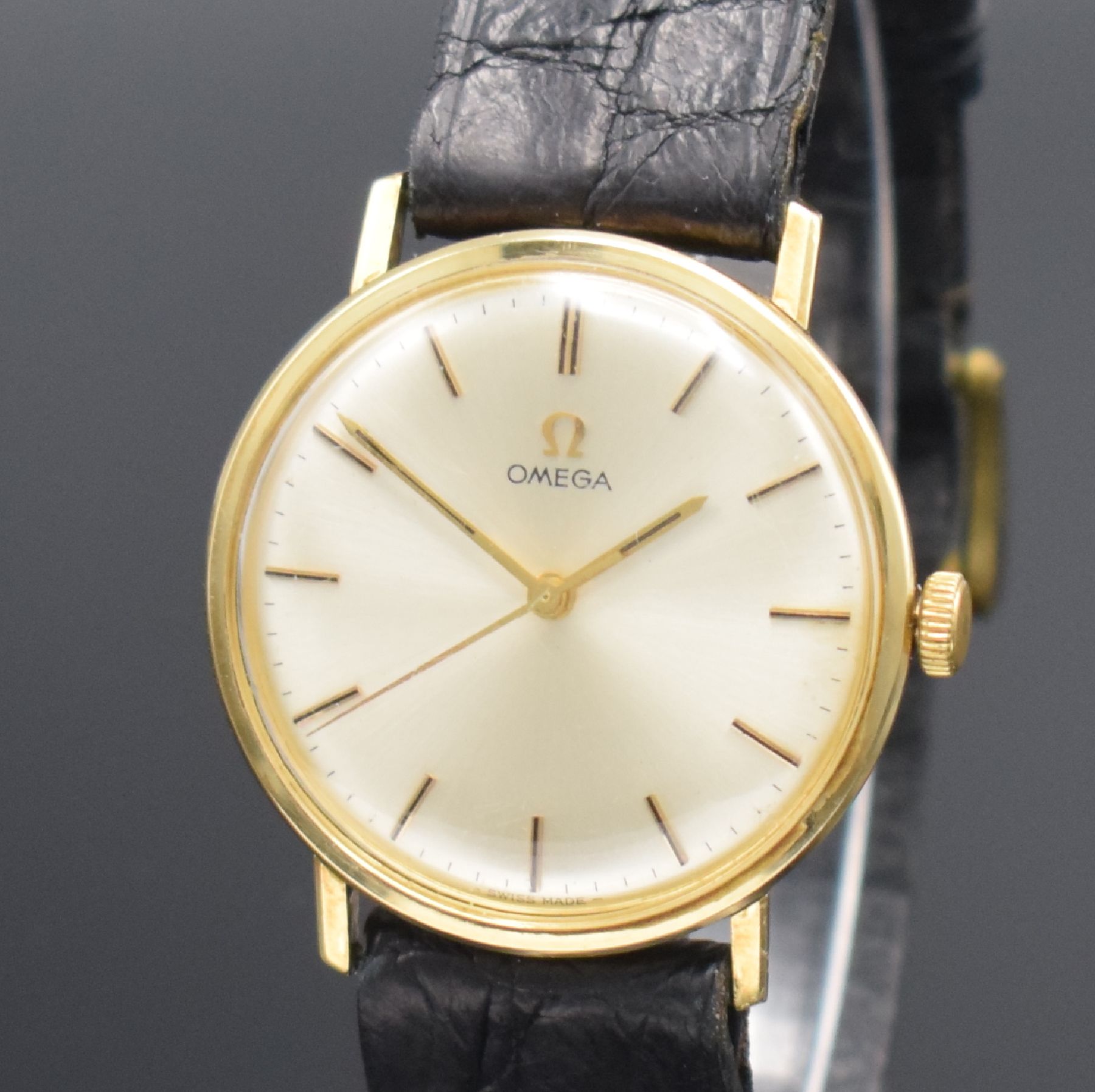 Detail c: OMEGA Herrenarmbanduhr in GG 585/000, Schweiz um 1967, Handaufzug, Ref. 131026, 3- teil. Geh., Boden m. Widmung & Glasrand aufgedr., silb. Zifferbl. ...