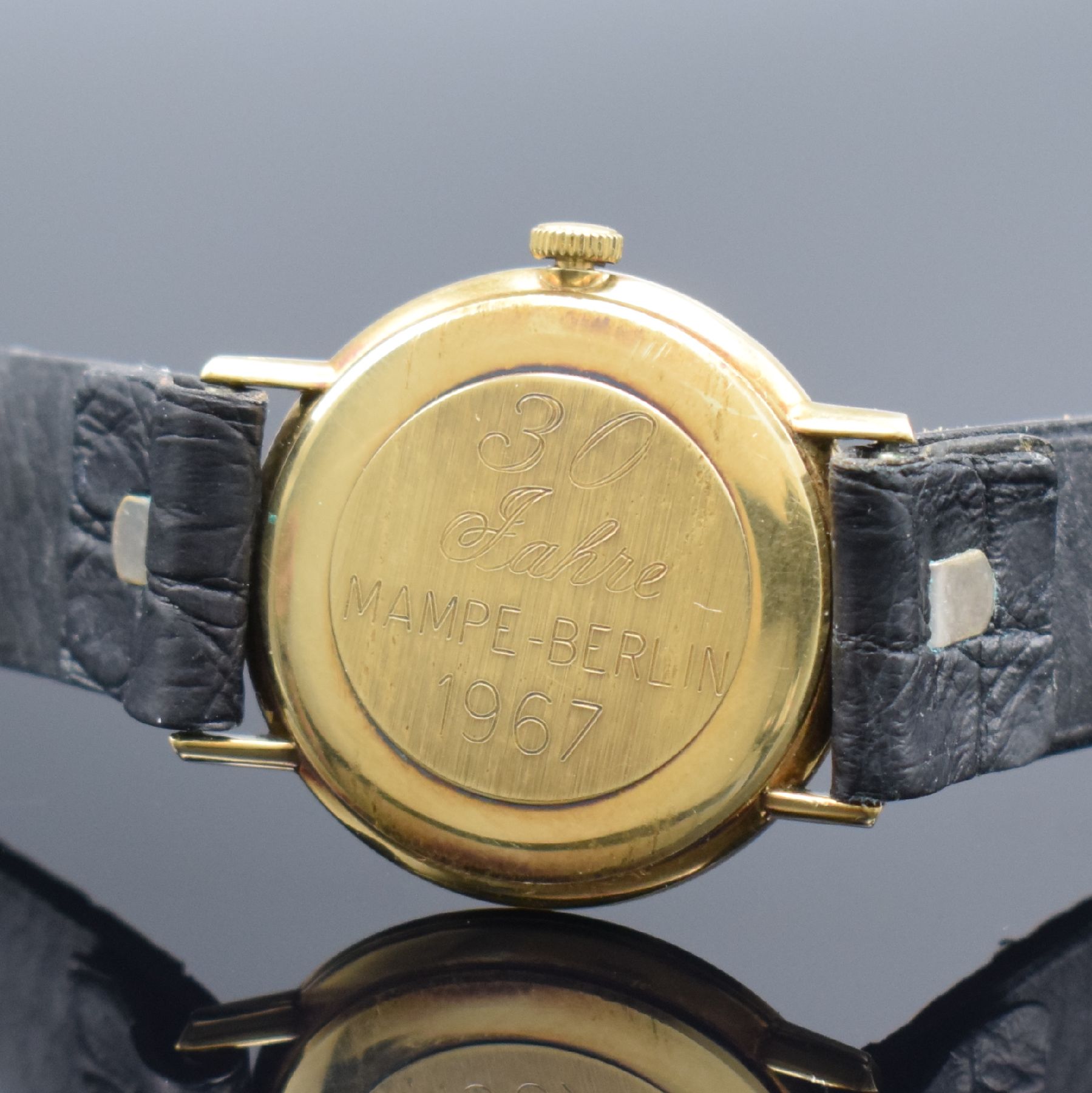 Detail d: OMEGA Herrenarmbanduhr in GG 585/000, Schweiz um 1967, Handaufzug, Ref. 131026, 3- teil. Geh., Boden m. Widmung & Glasrand aufgedr., silb. Zifferbl. ...