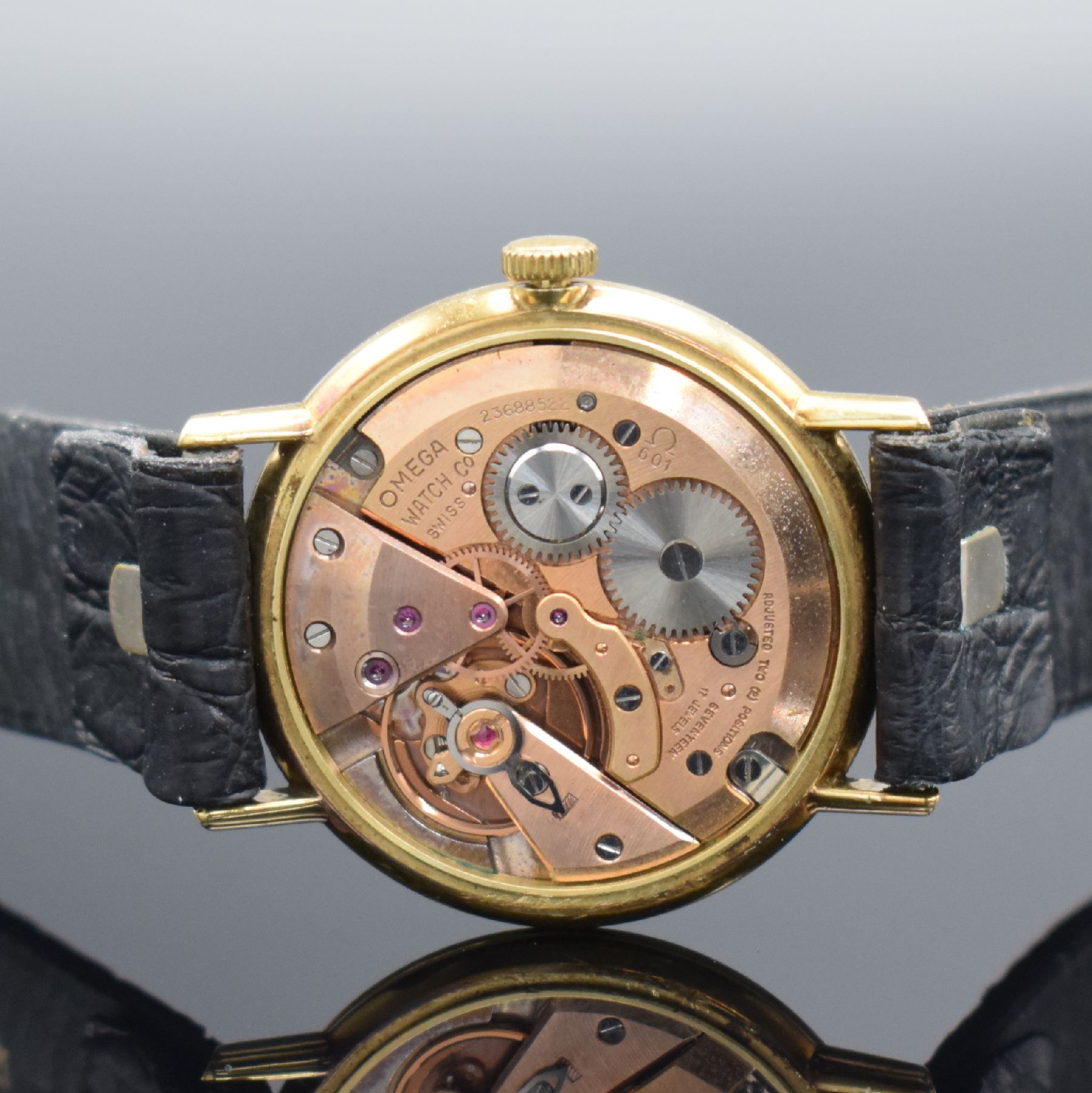Detail e: OMEGA Herrenarmbanduhr in GG 585/000, Schweiz um 1967, Handaufzug, Ref. 131026, 3- teil. Geh., Boden m. Widmung & Glasrand aufgedr., silb. Zifferbl. ...