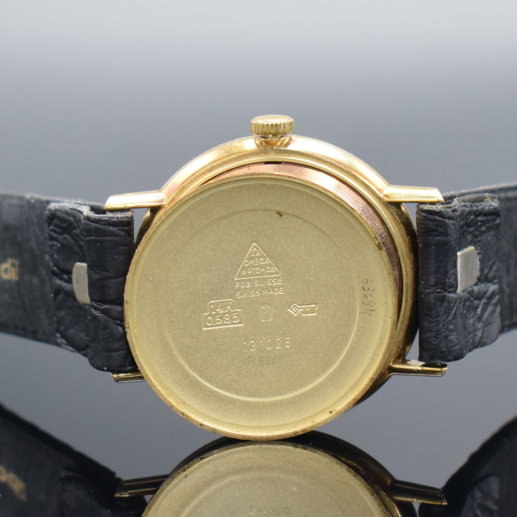 Detail f: OMEGA Herrenarmbanduhr in GG 585/000, Schweiz um 1967, Handaufzug, Ref. 131026, 3- teil. Geh., Boden m. Widmung & Glasrand aufgedr., silb. Zifferbl. ...