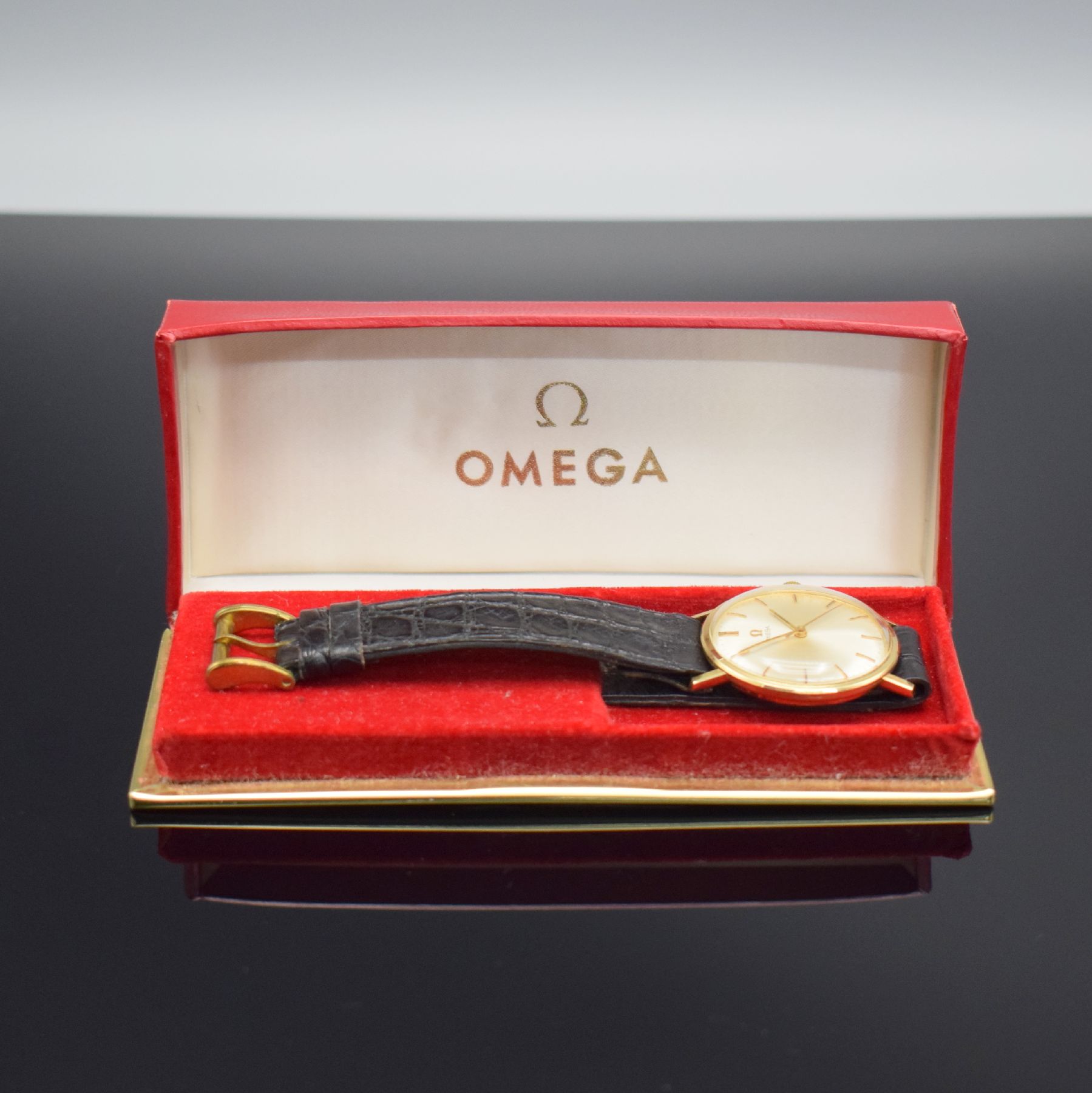 Detail g: OMEGA Herrenarmbanduhr in GG 585/000, Schweiz um 1967, Handaufzug, Ref. 131026, 3- teil. Geh., Boden m. Widmung & Glasrand aufgedr., silb. Zifferbl. ...