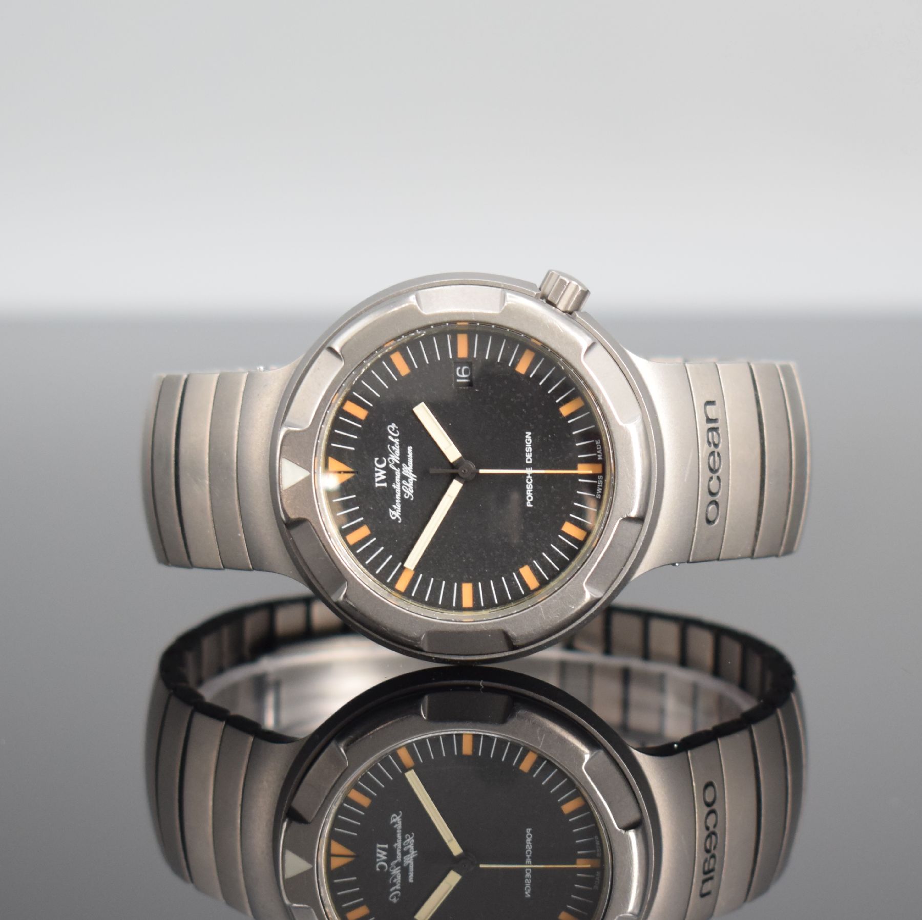 IWC Herrenarmbanduhr im Porsche Design Modell Ocean 2000 Referenz 3500, Automatik, Schweiz um 1990, Titangeh. inkl. Titanband m. Faltschl., Boden & ...