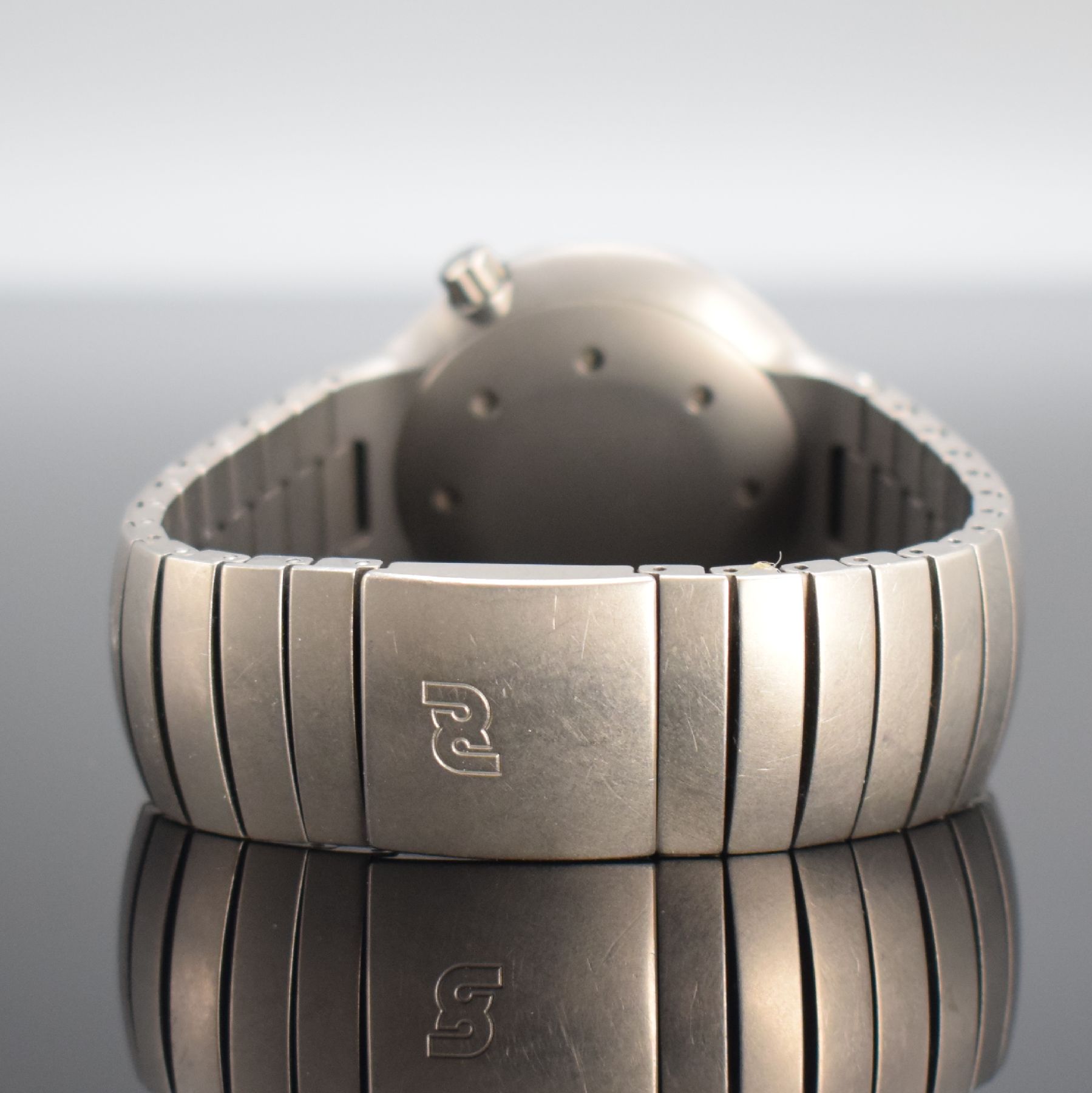 Detail d: IWC Herrenarmbanduhr im Porsche Design Modell Ocean 2000 Referenz 3500, Automatik, Schweiz um 1990, Titangeh. inkl. Titanband m. Faltschl., Boden & ...