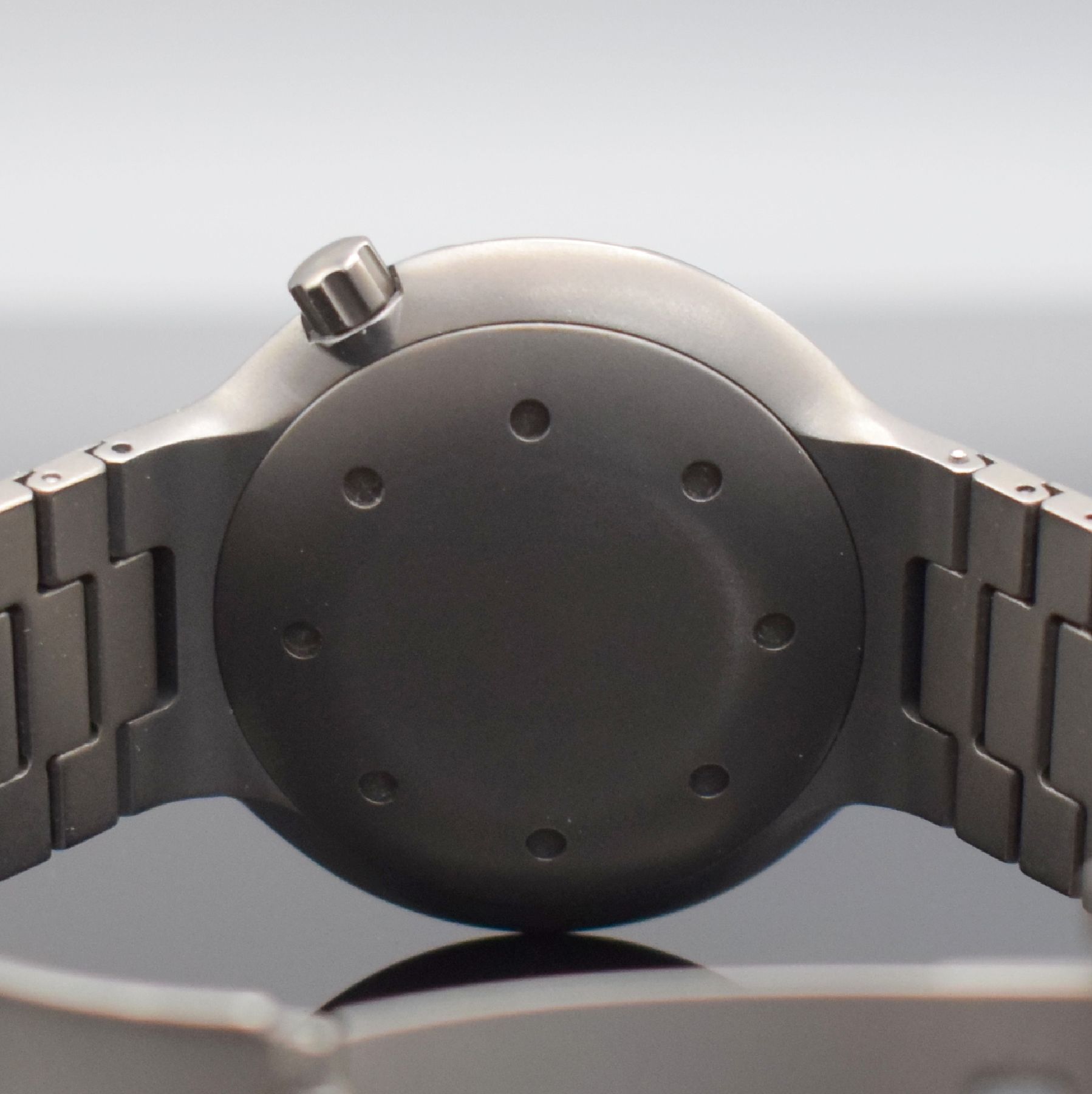 Detail e: IWC Herrenarmbanduhr im Porsche Design Modell Ocean 2000 Referenz 3500, Automatik, Schweiz um 1990, Titangeh. inkl. Titanband m. Faltschl., Boden & ...