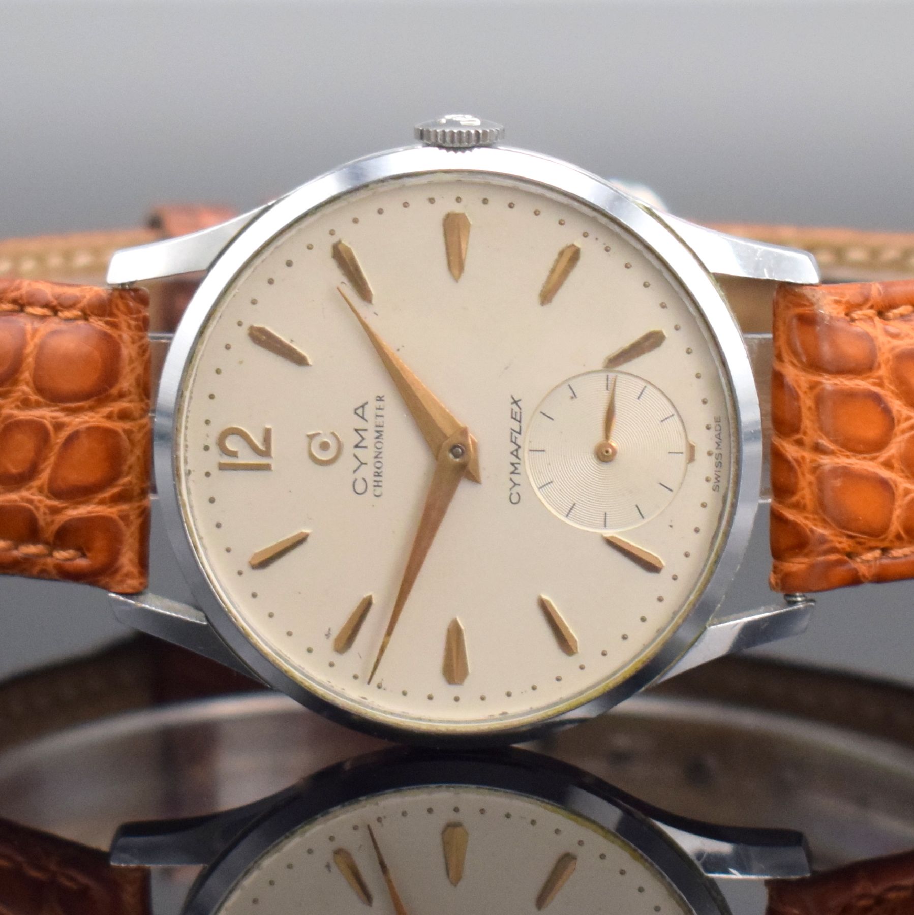 Detail a: CYMA Chronometer Cymaflex Referenz 586 K Herrenarmbanduhr 36 mm, Schweiz um 1955, Handaufzug, verchr. Geh., Stahlboden aufgedr., silb. Zifferbl. m. ...
