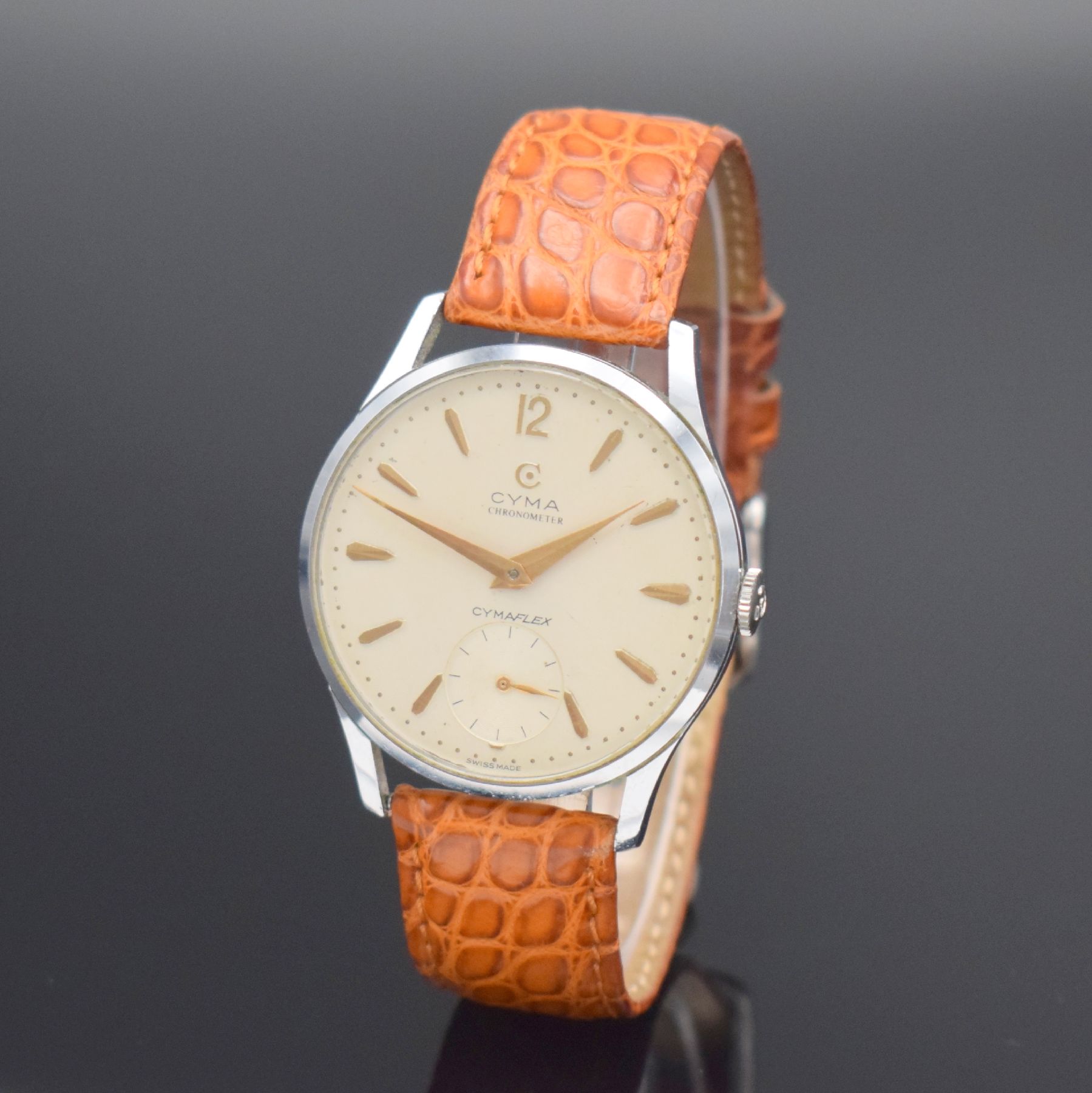 Detail b: CYMA Chronometer Cymaflex Referenz 586 K Herrenarmbanduhr 36 mm, Schweiz um 1955, Handaufzug, verchr. Geh., Stahlboden aufgedr., silb. Zifferbl. m. ...