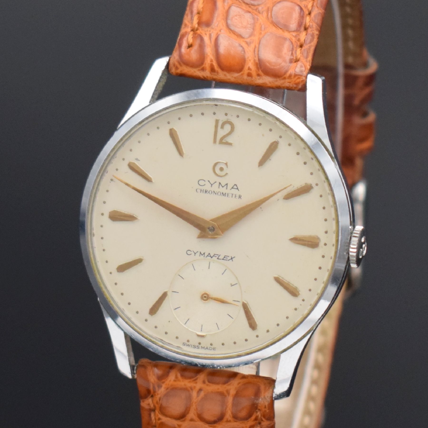 Detail c: CYMA Chronometer Cymaflex Referenz 586 K Herrenarmbanduhr 36 mm, Schweiz um 1955, Handaufzug, verchr. Geh., Stahlboden aufgedr., silb. Zifferbl. m. ...