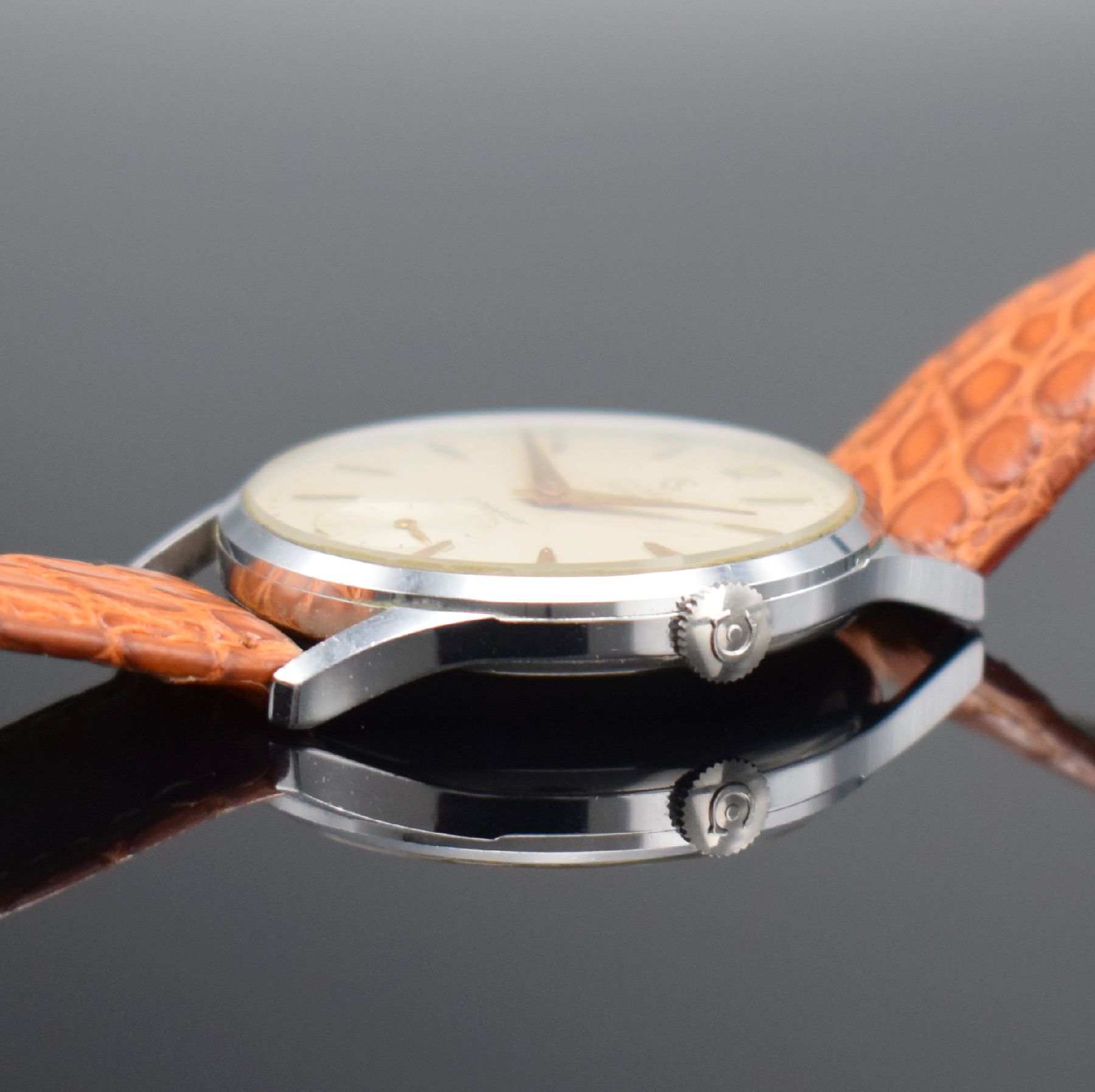 Detail d: CYMA Chronometer Cymaflex Referenz 586 K Herrenarmbanduhr 36 mm, Schweiz um 1955, Handaufzug, verchr. Geh., Stahlboden aufgedr., silb. Zifferbl. m. ...