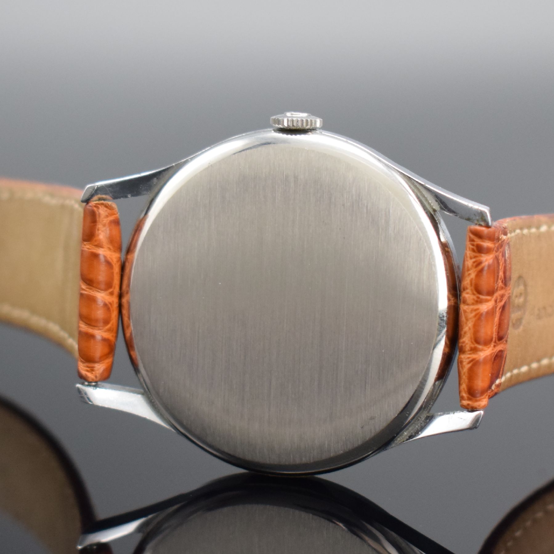 Detail e: CYMA Chronometer Cymaflex Referenz 586 K Herrenarmbanduhr 36 mm, Schweiz um 1955, Handaufzug, verchr. Geh., Stahlboden aufgedr., silb. Zifferbl. m. ...