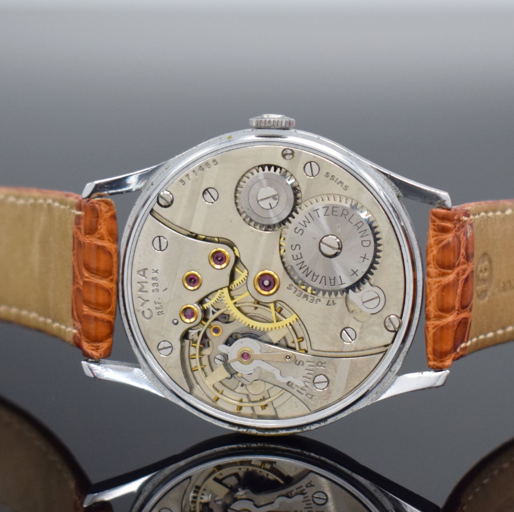 Detail f: CYMA Chronometer Cymaflex Referenz 586 K Herrenarmbanduhr 36 mm, Schweiz um 1955, Handaufzug, verchr. Geh., Stahlboden aufgedr., silb. Zifferbl. m. ...